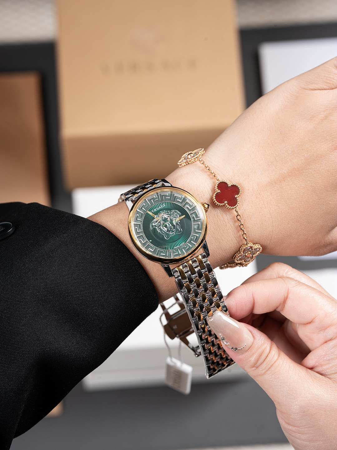 白380，金400，新款 范思哲  VERSACE MEDUSA ALCHEMY系列，表径38mm，浮雕艺术、立体呈现，采用透明树脂，悬浮3D美杜莎头像以及希腊回纹图案，光线照射下，享受晶莹剔透视觉体验