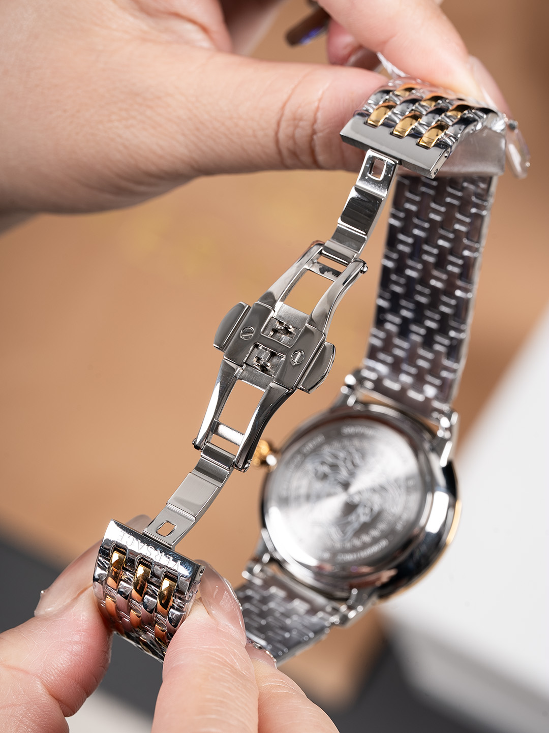 白380，金400，新款 范思哲  VERSACE MEDUSA ALCHEMY系列，表径38mm，浮雕艺术、立体呈现，采用透明树脂，悬浮3D美杜莎头像以及希腊回纹图案，光线照射下，享受晶莹剔透视觉体验