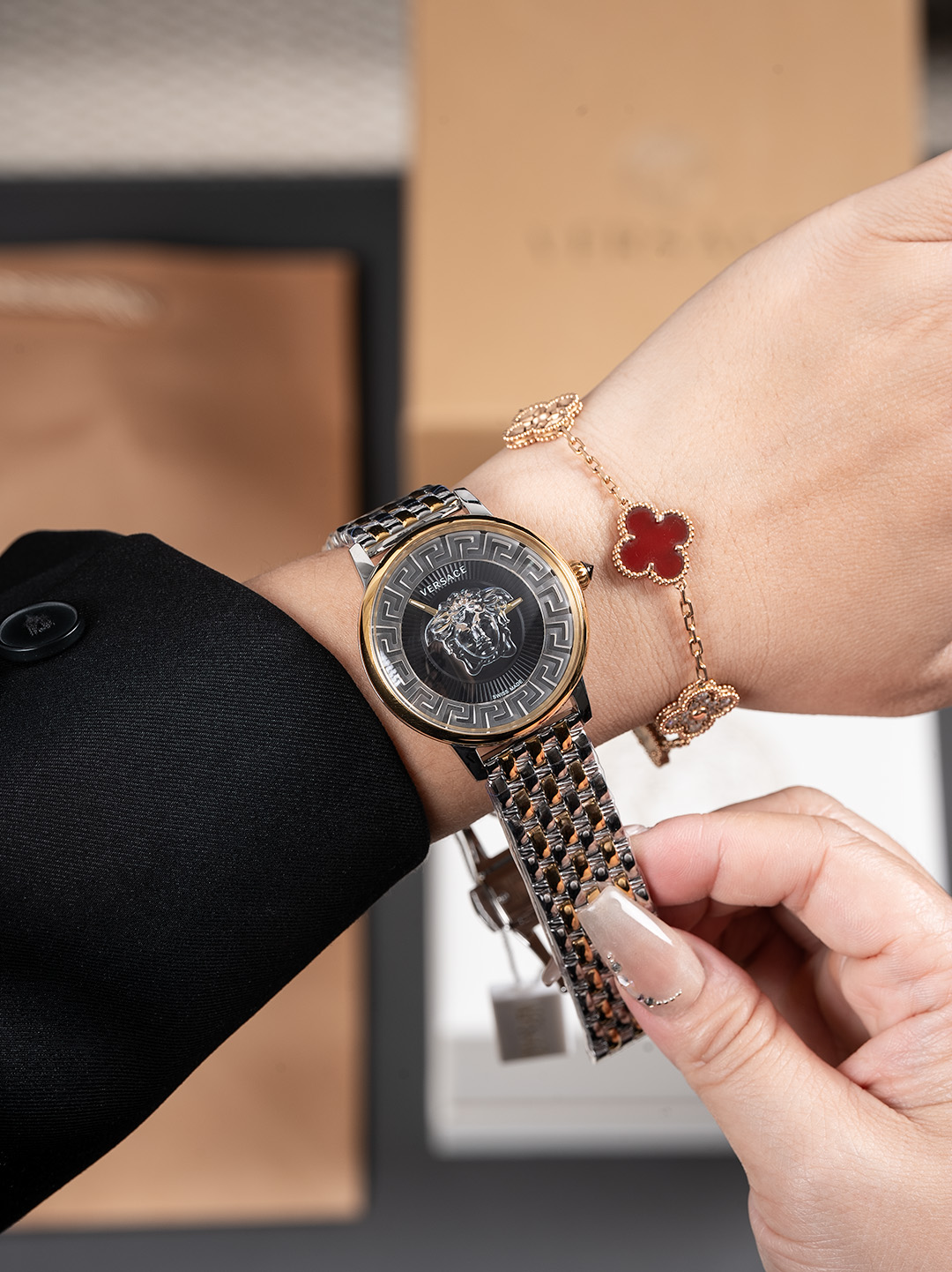 白380，金400，新款 范思哲  VERSACE MEDUSA ALCHEMY系列，表径38mm，浮雕艺术、立体呈现，采用透明树脂，悬浮3D美杜莎头像以及希腊回纹图案，光线照射下，享受晶莹剔透视觉体验