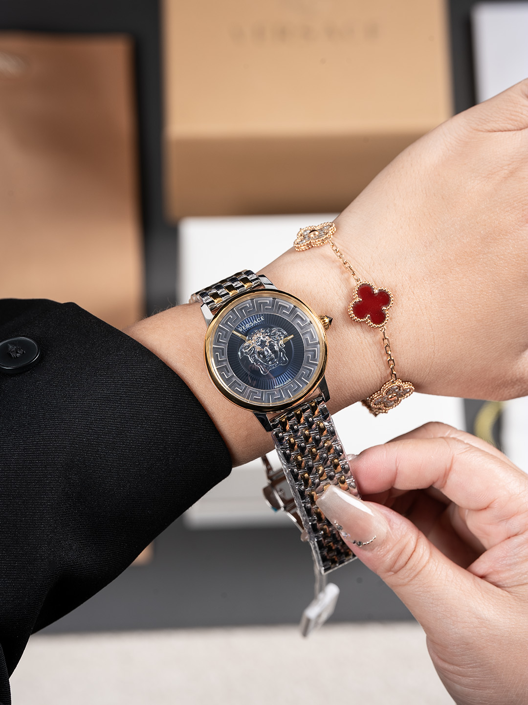 白380，金400，新款 范思哲  VERSACE MEDUSA ALCHEMY系列，表径38mm，浮雕艺术、立体呈现，采用透明树脂，悬浮3D美杜莎头像以及希腊回纹图案，光线照射下，享受晶莹剔透视觉体验