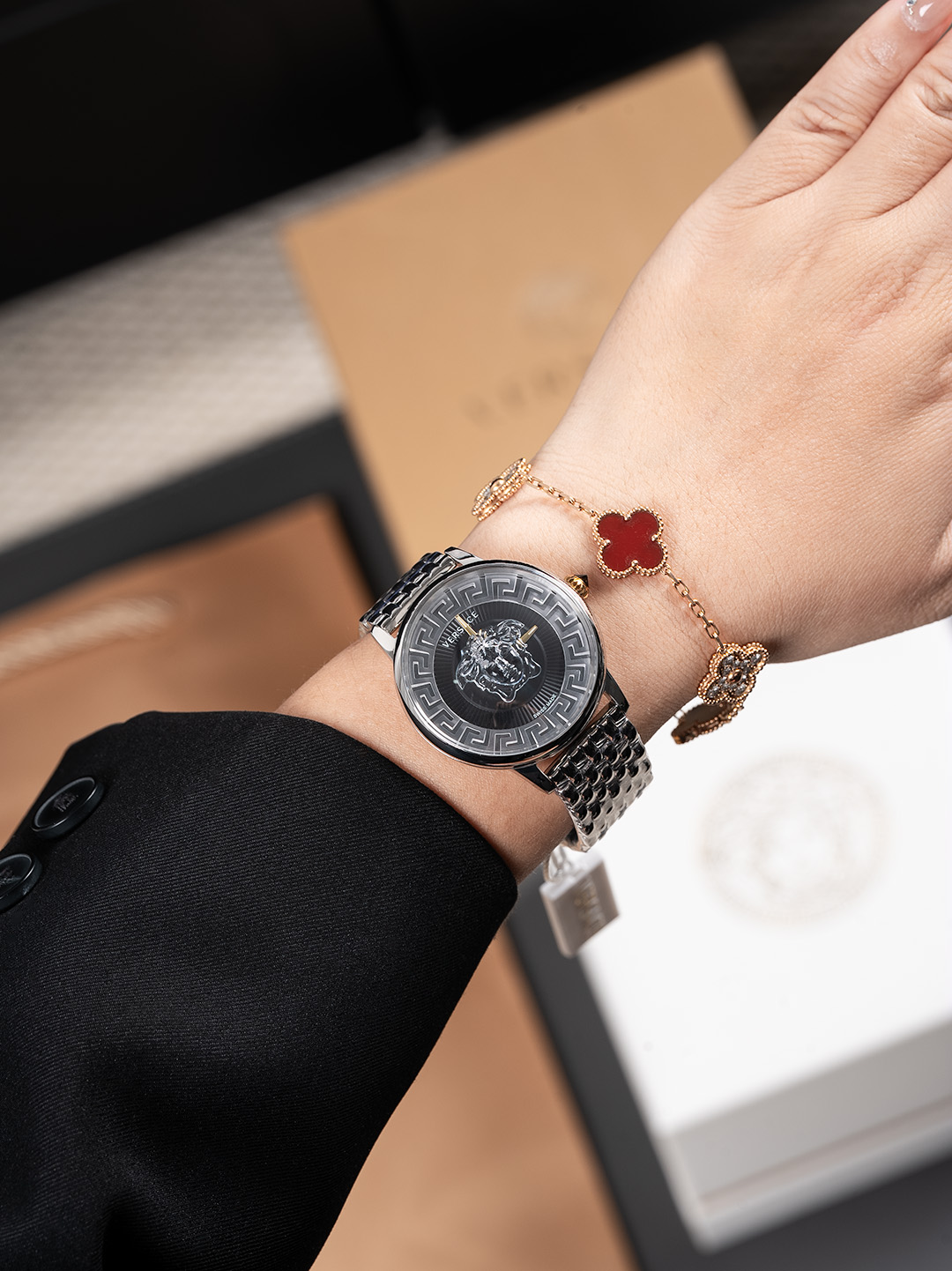 白380，金400，新款 范思哲  VERSACE MEDUSA ALCHEMY系列，表径38mm，浮雕艺术、立体呈现，采用透明树脂，悬浮3D美杜莎头像以及希腊回纹图案，光线照射下，享受晶莹剔透视觉体验