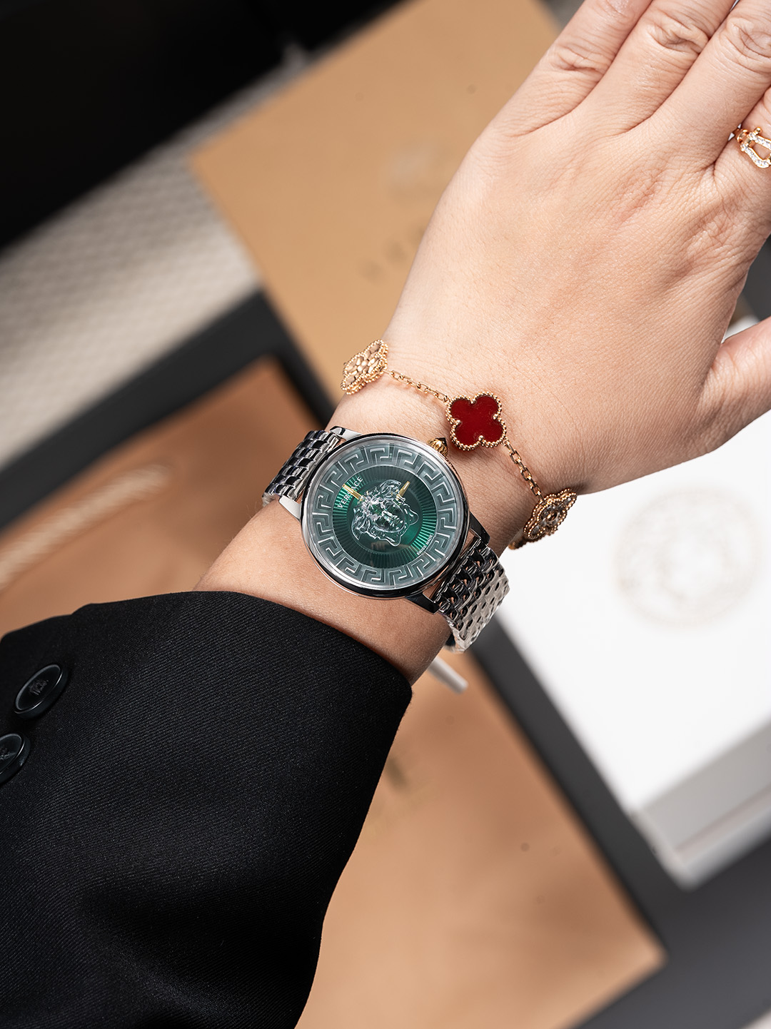 白380，金400，新款 范思哲  VERSACE MEDUSA ALCHEMY系列，表径38mm，浮雕艺术、立体呈现，采用透明树脂，悬浮3D美杜莎头像以及希腊回纹图案，光线照射下，享受晶莹剔透视觉体验