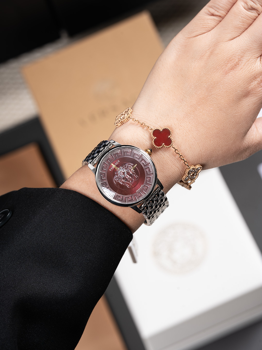 白380，金400，新款 范思哲  VERSACE MEDUSA ALCHEMY系列，表径38mm，浮雕艺术、立体呈现，采用透明树脂，悬浮3D美杜莎头像以及希腊回纹图案，光线照射下，享受晶莹剔透视觉体验