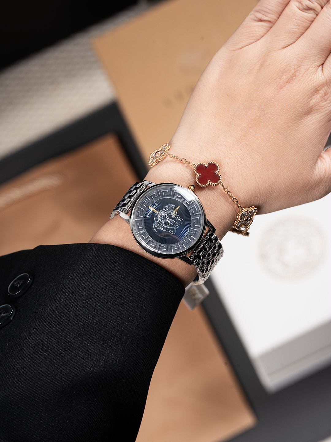 白380，金400，新款 范思哲  VERSACE MEDUSA ALCHEMY系列，表径38mm，浮雕艺术、立体呈现，采用透明树脂，悬浮3D美杜莎头像以及希腊回纹图案，光线照射下，享受晶莹剔透视觉体验