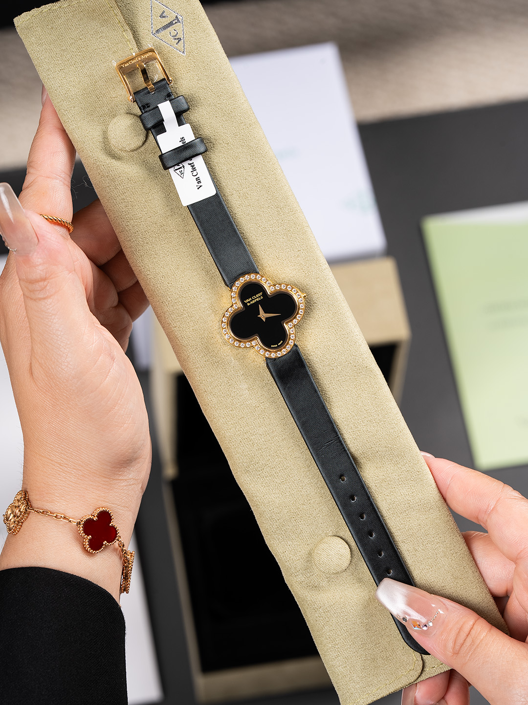 NO:389045,Market exclusive quality VCA factory!  Brand & - Van Cleopard Series ALHA MBRA Four-leaf clover movement Swiss quartz movement Size 29.7mm Thickness 6.5mm 'Counter Thickness' CNC Craft welding process, non-market adhesive products. Material 316L stainless steel Electroplating K gold craft Function hour hand and minute hand Strap silk ribbon Craft pin buckle electroplating K gold craft, van clef19860909市场独家品质 VCA厂！ 品牌 & -梵克雅宝 系列ALHA MBRA四叶草 机芯瑞士石英机芯 尺寸29.7mm 厚度6.5mm “专柜厚度” 工艺三件套CNC 烧焊工艺,非市场粘胶水产品. 材质316L精钢 电镀K金工艺 功能时针·分针 表带绢丝带 扣子针扣电镀K金工艺,,van cleef,Watch