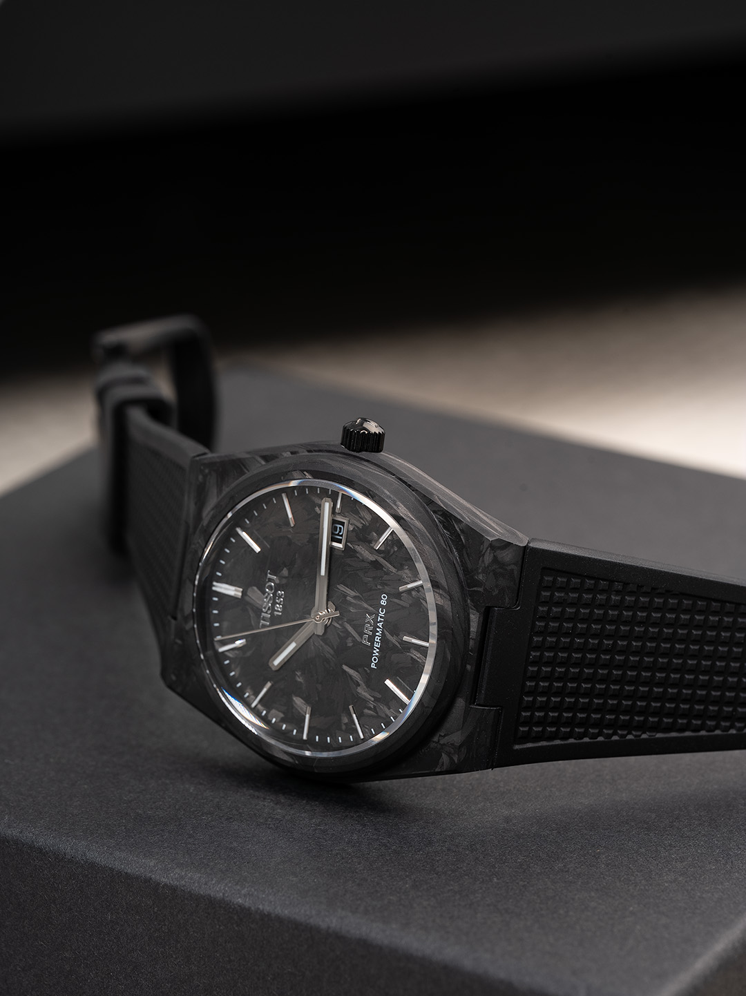 NO:394062,Tissot launched the new PRX Black Warrior 40 Powermatic80 forged carbon watch case is made of forged carbon, size 40mm, equipped with sapphire crystal mirror, black coated crown and stainless steel case back, and has meter waterproof performance. The dial is also made of forged carbon, with light material texture and random texture. It is equipped with anti-origin C07.811 (i.e. 2824 basic) movement, precise and stable when walking. Fluoroelastic strap, the only original uniform double screw quick replacement ear, one watch, one code, each piece is unique, tissot19860909天梭推出全新PRX黑武士 40Powermatic80锻造碳腕表表壳采用锻造碳制成, 尺寸40mm, 配备蓝宝石水晶镜面、 黑色涂层表冠和精钢表背, 具有米防水性能. 表盘同样以锻造碳打造,材料质地轻盈,纹理随机 搭载防原C07.811（即2824基础）机芯,走时精准稳定 氟橡胶表带, 唯一原版一致双螺丝快换生耳 一表一码, 每一块都是独一无二的存在,,tissot,Watch