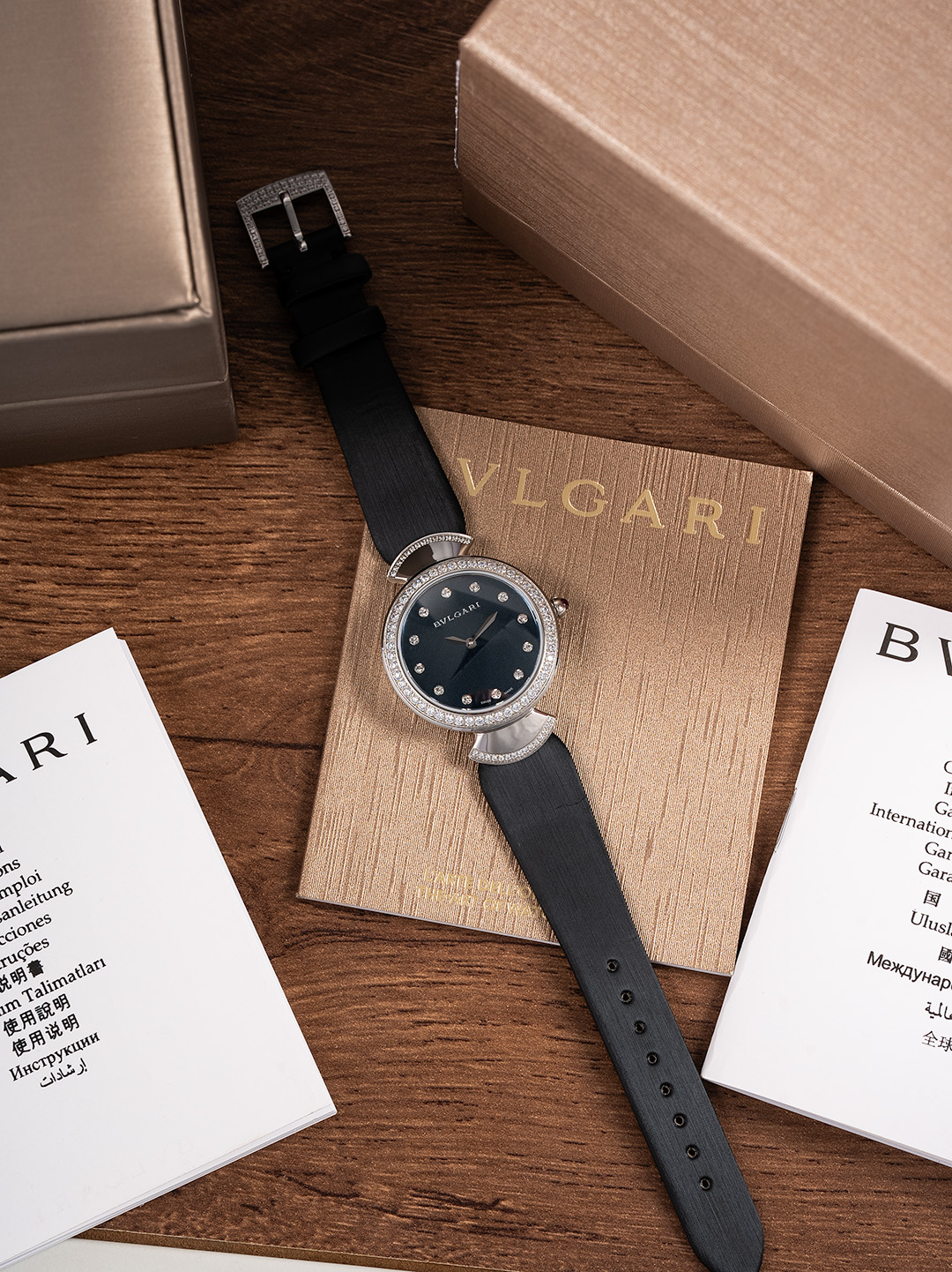 NO:389536,New Bulgari style!  The case is set with eight-hearted, eight-arrow pebbles and T-shaped diamonds. Luxurious quality. It uses Italian juan silk calfskin, super soft and sticky hand. Original imported movement!  Double convex three-dimensional hemispherical sapphire glass. The head is slightly inlaid with a ruby. The black and blue starry sky and the white starry sky surface. Each one has a slight pattern, giving you a feeling of being replaced under the starry sky. 316L stainless steel case, size 33, bvlgari, cowhide19860909宝格丽新款！表壳镶嵌八心八箭圆石和T形条钻两款. 奢华品质 .采用意大利娟丝小牛皮,超级柔软贴手.原装进口机芯！双凸立体半球形蓝宝石玻璃.把头微镶着一粒红宝石.黑蓝面星空跟白色星空面.独一无二每一只都有轻微纹路不同,让你有种置换于星空下的感觉.316L精钢表壳,尺寸33,,bvlgari,cowhide,Watch