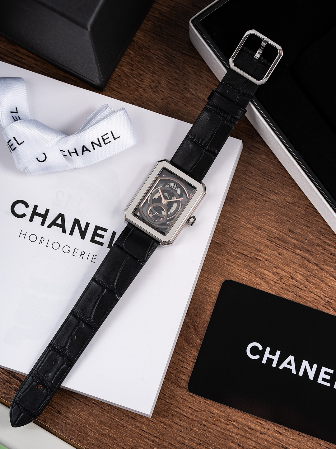 NO:389541,Spring is warm and flowers are blooming!  Chanel launches the new Boy Friend Squelette hollow watch, a limited edition global release model, time to precipitate the fine products, every detail is carefully polished, customized Swiss imported movement, 3D three-dimensional cut sapphire crystal mirror, crown inlaid with natural black crystal, imported crocodile leather strap from America, soft and delicate leather, comfortable to use, luxurious diamond-set original pin buckle, size 34.6mm*26.7mm, chanel, crocodile skin19860909春暖花开！香奈儿推出全新Boy·Friend Squelette镂空腕表,全球限量发行款,时间沉淀出精品,每一处细节都精心打磨,定制瑞士进口机芯,3D立体切割蓝宝石水晶镜面,表冠镶嵌天然黑晶石,美洲进口鳄鱼皮表带,皮质柔软细腻,上手贴合舒适,奢华镶钻原装方式针扣,尺寸34.6mm＊26.7mm,,chanel,crocodile skin,Watch