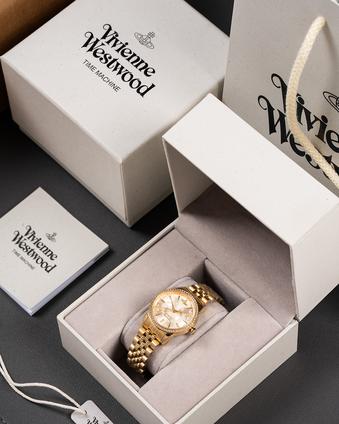 NO:391723,[Mrs. Vivienne Westwood VV327 | Rebellious Time, Blooming Elegantly] The iconic Saturn ring holds the stars, the mother-of-pearl dial flows through the Milky Way - VV327 is not a timepiece, it is the British declaration on your wrist. Cold and fine steel wraps around the gentle curve, the rebellious soul is hidden in the diamond scale, and every eye is a provocation to mediocrity. Wear it and let the baroque carved crown turn the eyes of the social field gravity. Use the secret crown logo at 4 o'clock to imply your throne-like posture. In the waterproof of life, there is an unlimited life trajectory. 'Will time tame the trend? No, a rose that subverts tradition is on my wrist.' #Mrs.. Girl. #Put the Galaxy into the workplace,19860909【西太后Vivienne Westwood VV327｜叛逆时光,优雅绽放】  标志性土星环扣住星辰,珍珠母贝表盘流淌银河——VV327不是时计,是你腕间的英伦宣言.冷冽精钢缠绕温柔曲线,叛逆灵魂藏在钻石刻度里,每一眼都是对平庸的挑衅.  戴上它  让巴洛克雕花表冠转动社交场的目光引力  用4点钟的隐秘皇冠标识,暗喻你王座般的姿态  30米生活防水里,泼溅着不设限的人生轨迹  “时间会驯服潮流？不,我的腕上正盛放一朵颠覆传统的玫瑰.”#西太后女孩 #把银河戴进职场,,Watch