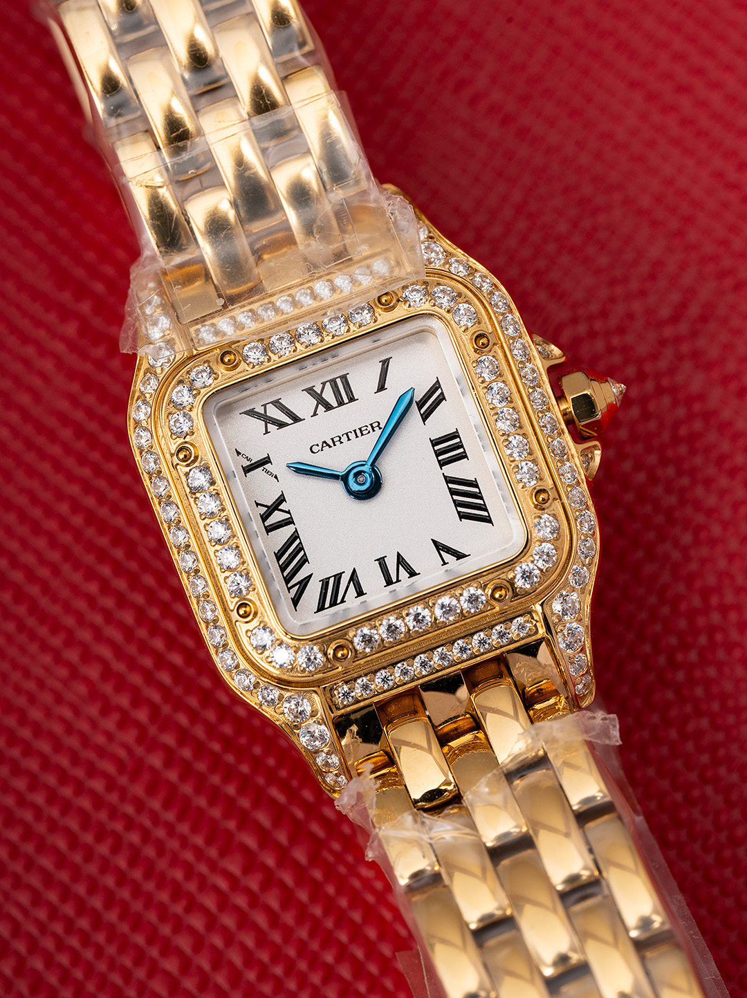 NO:391728,Bv Cartier Cheetah Mini, size 19mm*25mm Original Swiss imported quartz movement # Stable when walking, using imported 316L stainless steel case, all case covers are customized with open molds, and the ultimate pursuit of details!  Each rounded corner has been polished and polished to have a certain curvature and gloss!  Like jewelry, it fully interprets the exquisite, soft and elegant aesthetics of the cheetah. The pearlescent silver-plated square dial, Swiss sword-shaped blue steel pointer, is particularly perfect, and the needle shaft is bright!  The needle shaft also meets the requirements of Swiss craftsmanship, with very clear printing, perfect engraving, anti-scratch and anti-fingerprint blue crystal glass, waterproof in life. Octagonal crown, anti-slip pattern design and polishing, comfortable to debug the watch, inlaid with a blue spinel!  316L stainless steel bracelet, flexible and free chain link design, the bracelet is thinner and more refined!  It can be used as a watch or a bracelet, it flashes super in the sun!  Comfortable and comfortable to wear, buy decisively!  , bottega veneta,cartier,bracelet19860909Bv 卡地亚猎豹迷你,尺寸19mm*25mm 原版瑞士进口石英机芯# 走时稳定 采用进口316L精钢表壳,全部壳套都是开模定制的,极致追求细节！每个圆角都经过抛光打磨,有一定弧度和光泽度！宛如珠宝一般,把猎豹的精致柔美优雅美学诠释的淋漓尽致 珠光镀银方形表盘,瑞士剑形蓝钢指针,特别完美,针轴光亮！针轴也是符合瑞士工艺要求,印字特别清晰,刻字完美,防刮损防指纹蓝水晶玻璃,生活防水. 八边形表冠,防滑纹设计打磨 对腕表的调试手感舒适～镶嵌一颗蓝色尖晶石！ 316L精钢表链,灵活自如的链节设计,表链更细更精致！可以当手表也可以当手链,阳光下超级闪！配戴舒适贴手,果断入手！,,bottega veneta,cartier,bracelet,Watch