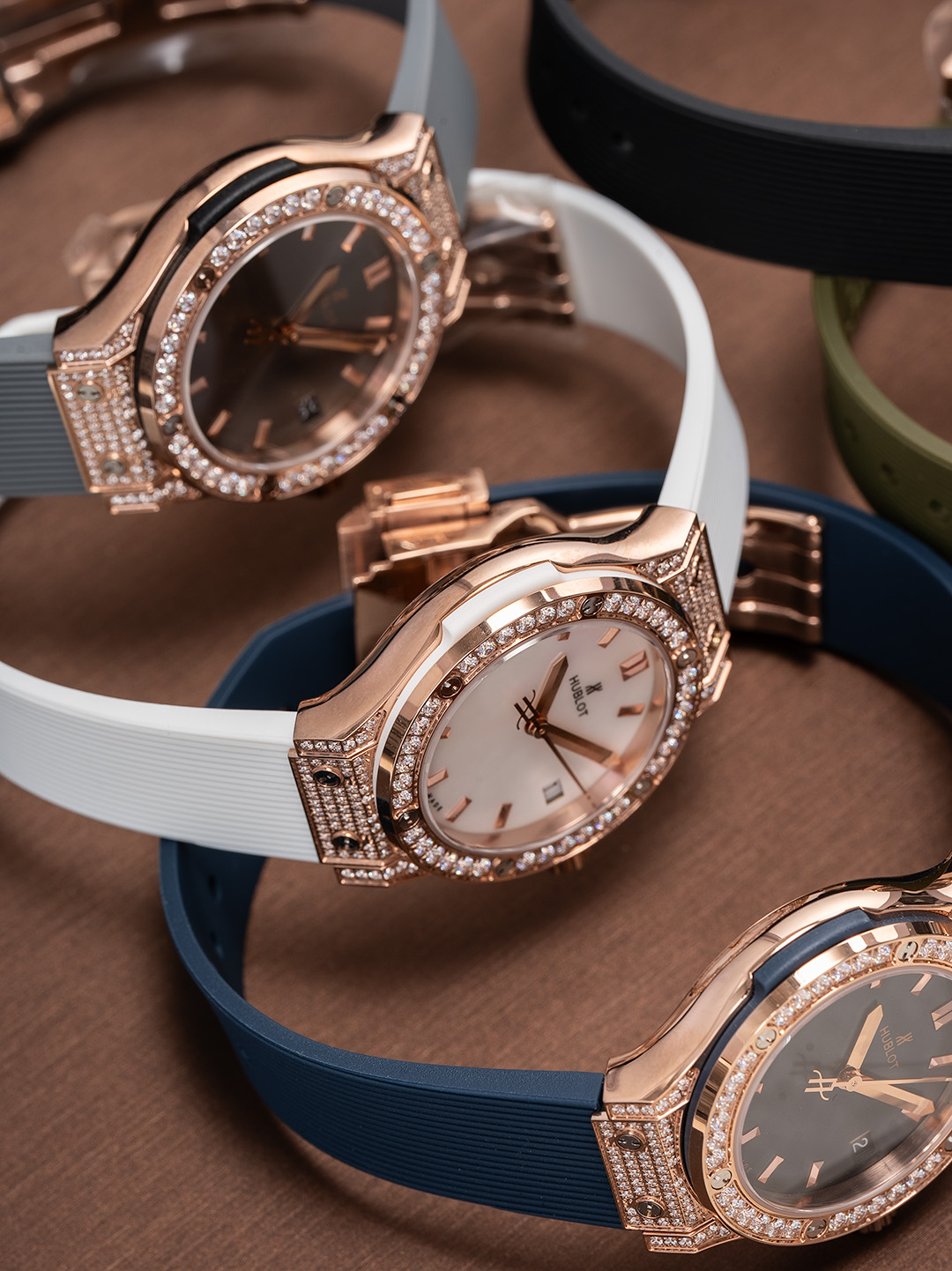 NO:394466,Original model opening, the highest version replica Hublot (Hengbao) classic fusion series, women's high-end watch!  The latest Hublot women's 33mm watch is launched, with the quality of replicas at high-end, and the overall structure is consistent with the original structure!  Details 1: Use Swiss Ronda quartz movement crocodile leather strap 2: The shell is polished delicately and white, and the oblique polished arc chamfer is consistent with the authentic product. 3 The literals are consistent with the authentic product in comparison with various constant lights!  4: The case thickness is the same as that of the genuine product. 5: The watch is made of original molding, and the accessories of the replicas can be replaced with the genuine product. crocodile skin19860909原版开模 最高版本复刻 宇舶Hublot（恒宝）经典融合系列 女款高端腕表！最新推出宇舶女款33mm腕表,在高端复刻品质一如继往, 整体结构与原装结构保持一致！细节方面1 :采用瑞士朗达石英机芯 鳄鱼皮表带 2 : 壳身抛光细腻洁白光亮,斜边抛光弧度倒角与正品一致,3 字面与正品在各种常光的对比下一致！4 : 表壳厚度与正品一致5 : 腕表采用原装开模制做,复刻品之配件可以与原装正品互为通用替换,,crocodile skin,Watch