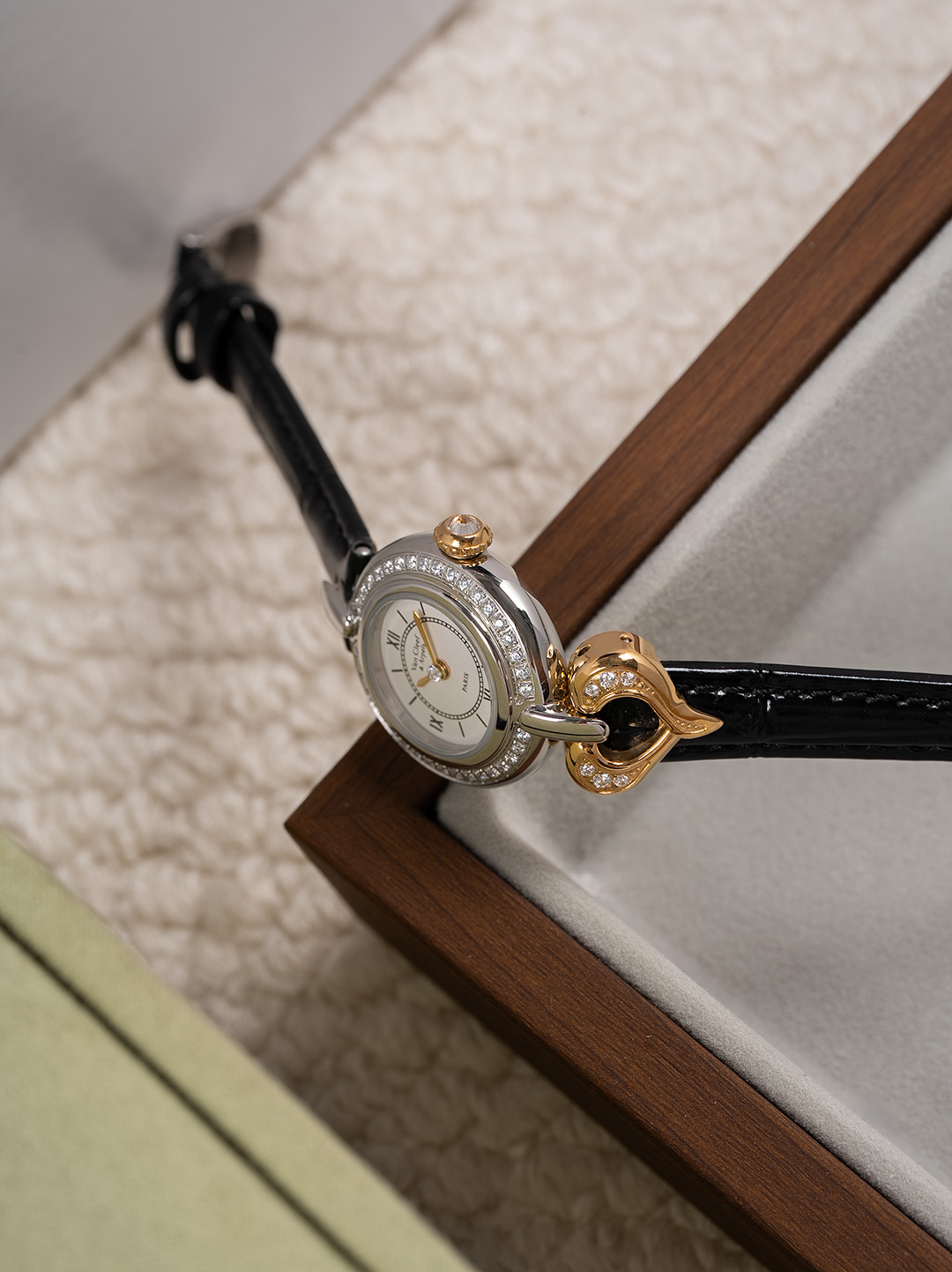 Van Cleef & Arpels Charms Gold Diamond Ladies Watch, 25mm, Black Leather Strap 9 o 1j5e5itr7t8tvko98g1etqllv7