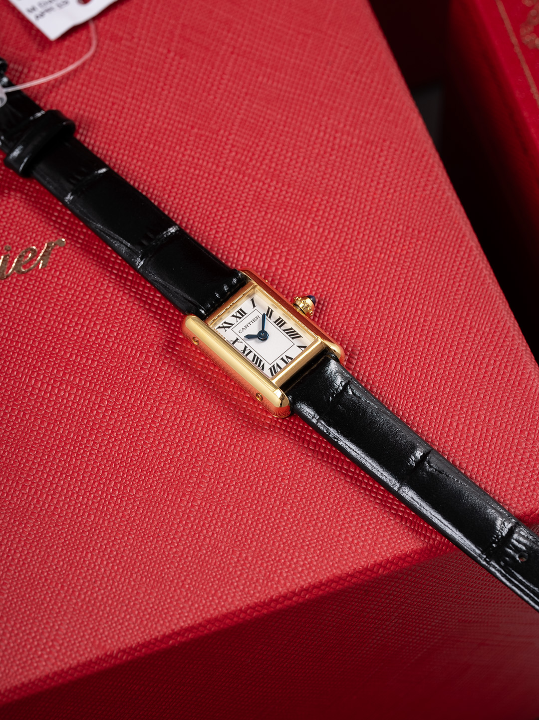 NO:541811,M8 factory V2 electric thick gold matching certificate version!  The details and original list are all marked with 18k marks!  Each table has a code, sapphire glass, and the head is also a blue gem. Each table has a separate number!  Cartier classic reshaping, Cartier has reduced the size of the classic tank watch and launched a new mini tank quartz watch series. The slender case, exquisite proportions, perfectly fit the wrist, showing the elegance of women. The gold case is paired with sapphire crystal glass, a retro matte cream simple dial, clear and easy to read, showing Cartier's minimalist craftsmanship. Mini tank is not only a watch, but also a style and an attitude. Fashion is reincarnation. This is not a 'women's watch', but a 'little tank suitable for everyone'. Case size mini: width 16.5mm, length 24mm, thickness 6.2mm,,cartier19860909M8厂V2电厚金配证书版本！细节跟原单,扣跟底盖都是打18k印记！一表一码,蓝宝石玻璃,把头也是蓝色宝石.每个表都有单独编号！ 年卡地亚经典重塑,卡地亚将经典坦克腕表缩小尺寸,推出全新迷你坦克石英手表系列.纤细表壳,精致比例,完美贴合手腕,尽显女性优雅.金色表壳搭配蓝宝石水晶玻璃,复古磨砂奶油简约表盘,清晰易读,尽显卡地亚的极简工艺. 迷你坦克,不止是腕表,更是一种风格,一种态度.时尚就是轮回,这不是一款“女士手表”,而是一款“适合所有人的小坦克” 表壳尺寸 mini : 宽度16.5mm 长度24mm 厚度 6.2mm,,cartier,Watch