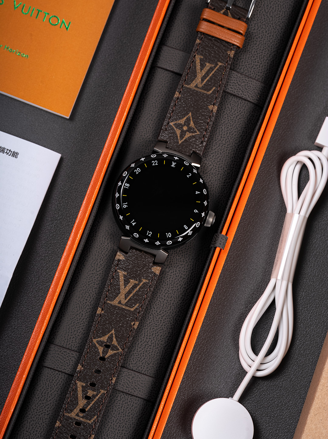 NO:602193,New colors and old flowers are available!  !  !  The third generation LV watch produced by N1 truly achieves 1:1 reproduction with 1:1 details (far ahead, not comparable to previous versions). Diameter 44MM (not the previous non-matching version 46MM) 1.2-inch round AMOLED full touch screen, resolution* (different from the non-original 1.3/1.28 tft round screen used in the past market) Rotating functional crown and buttons (completely replicating the original craftsmanship. Different from the conventional crown and buttons that were not used in the previous market)  Average battery life: 2-3 days under normal use (including LED lighting) Actuator: Vibration sensor Sensor: Heart rate detection, step counting, etc. Strap: Using the original buckle molding. The strap can be used with the original strap. Waterproof: Synchronized with the original 30-meter waterproof (life waterproof) N1 LV third-generation watch embodies the degree of detail without blind spots and benchmarks the original version.,, Louis Vuitton, Tom Ford19860909新色老花带到货！！！ N1出品 LV三代手表 真正做到1比1 复刻1:1 细节体现（遥遥领先,非以往版本可比） 直径44MM(不是以往非对版46MM) 1.2英寸圆形AMOLED全触屏,分辨率*（不同以往市场非原装用的1.3/1.28之类tft圆屏） 旋转式功能性表冠和按钮（完全复刻原版工艺.不同以往市场不对版常规表冠和按钮） 平均电池寿命:正常使用情况下2-3天（包含LED照明） 促动器:振动传感器 传感器:心率检测,计步运算,等等 表带:采用原版卡扣起模.表带可与原版表带通用. 防水:同步原版30米防水（生活防水） N1 LV三代手表体现 度无死角细节对标原版.,,louis vuitton,tom ford,Watch