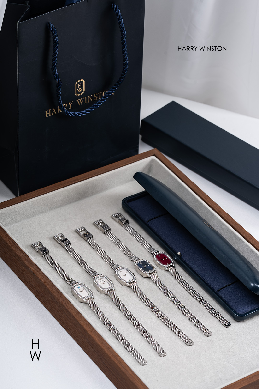 NO:641250,Harry Winston (Harry winston) imprint Emerald series watches. Colorful time is fixed because of you. The braided steel strap wraps the delicate style around the wrist. It blooms softly with dazzling diamonds and mother-of-pearl and appreciates the moving beauty that transcends time. If you want to have a unique diamond women's watch of your own, choose it. Size 17.7*24MM,19860909海瑞温斯顿（Harry winston）印记 Emerald系列腕表 缤纷时光 因你而定格 编制钢表带将旑旎风情缠绕腕间 与耀眼钻石和珍珠贝母 共绽柔美光彩 领略跨越时光的动人之美 如果想要拥有一枚属于自己与众不同的钻石女表 选它准没错Size17.7*24MM,,Watch