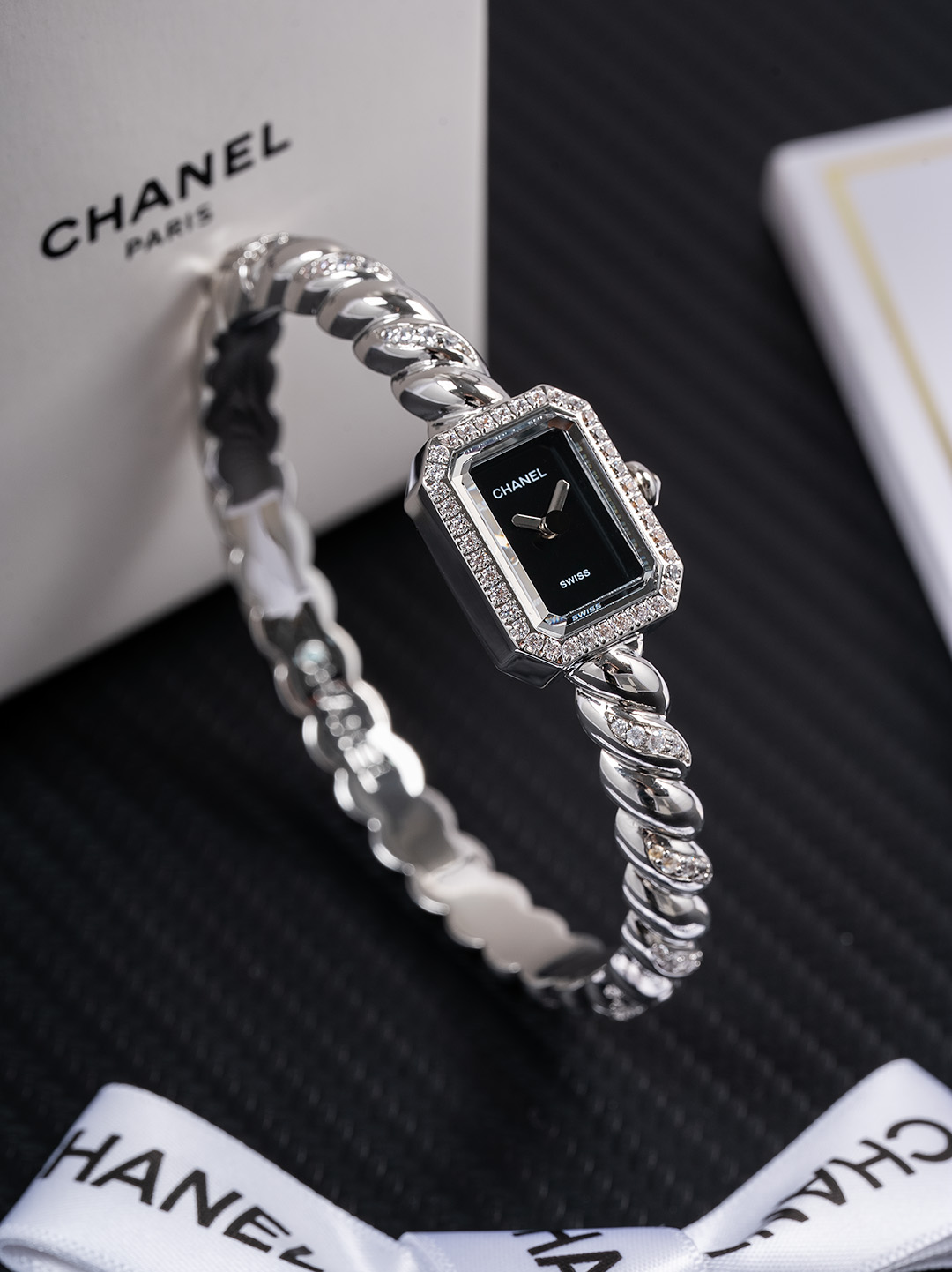 Jennie同款香奈儿 Première Galon腕表
如果说有谁能够演绎香奈儿的时尚灵魂
那一定是Blackpink的Jennie
台上霸气全开，台下随性自在
而她腕间那枚Première Galon腕表
正展现何为时尚与优雅的平衡
 
Première是香奈儿在1987年推出的女款腕表
表壳采用八角形设计
致敬品牌知名的N°5香水瓶盖
2025新系列Première Galon腕表
大胆地以手环取缔皮革表带
加入绲边设计
更具香奈儿的品牌特色
 
这个系列融合时计功能与珠宝美学
漆黑的表盘不设数字与时标
让整体设计更为简洁
手环部分采用了珠宝工艺
从建模到镶嵌
汇聚香奈儿的百年工艺精髓

尺寸：19.7*15.2
 
不追求奢华夺目
却在细节处见真章