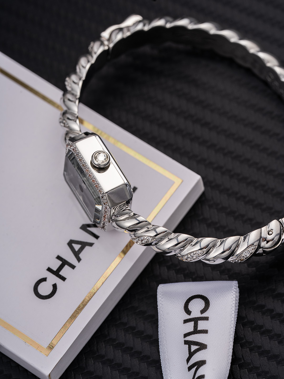 Jennie同款香奈儿 Première Galon腕表
如果说有谁能够演绎香奈儿的时尚灵魂
那一定是Blackpink的Jennie
台上霸气全开，台下随性自在
而她腕间那枚Première Galon腕表
正展现何为时尚与优雅的平衡
 
Première是香奈儿在1987年推出的女款腕表
表壳采用八角形设计
致敬品牌知名的N°5香水瓶盖
2025新系列Première Galon腕表
大胆地以手环取缔皮革表带
加入绲边设计
更具香奈儿的品牌特色
 
这个系列融合时计功能与珠宝美学
漆黑的表盘不设数字与时标
让整体设计更为简洁
手环部分采用了珠宝工艺
从建模到镶嵌
汇聚香奈儿的百年工艺精髓

尺寸：19.7*15.2
 
不追求奢华夺目
却在细节处见真章