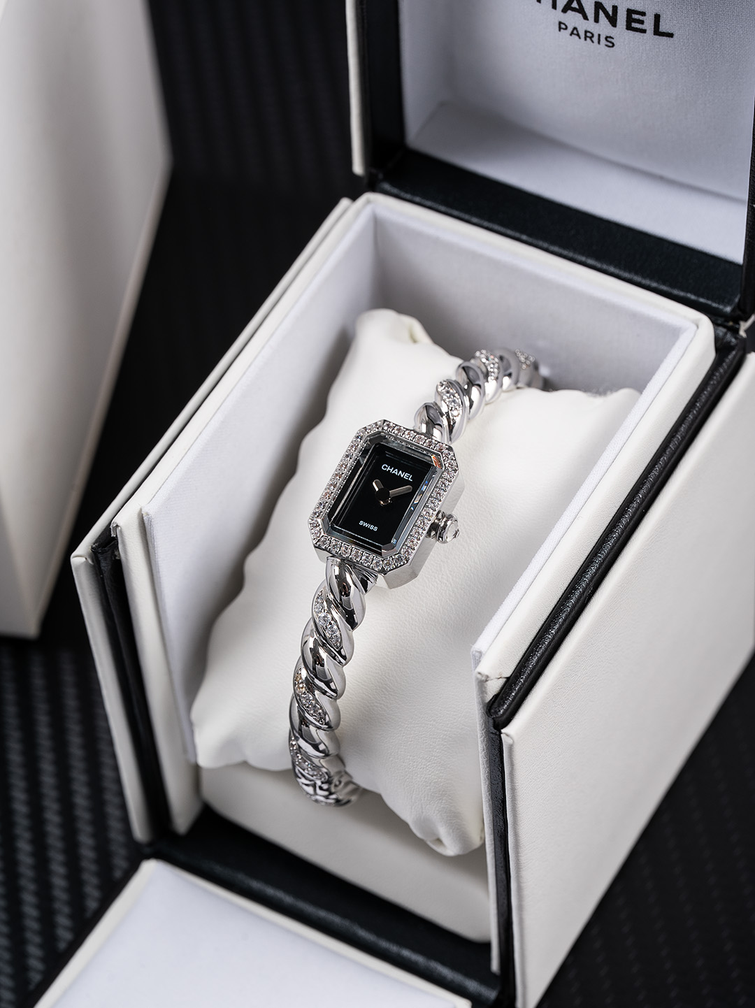 Jennie同款香奈儿 Première Galon腕表
如果说有谁能够演绎香奈儿的时尚灵魂
那一定是Blackpink的Jennie
台上霸气全开，台下随性自在
而她腕间那枚Première Galon腕表
正展现何为时尚与优雅的平衡
 
Première是香奈儿在1987年推出的女款腕表
表壳采用八角形设计
致敬品牌知名的N°5香水瓶盖
2025新系列Première Galon腕表
大胆地以手环取缔皮革表带
加入绲边设计
更具香奈儿的品牌特色
 
这个系列融合时计功能与珠宝美学
漆黑的表盘不设数字与时标
让整体设计更为简洁
手环部分采用了珠宝工艺
从建模到镶嵌
汇聚香奈儿的百年工艺精髓

尺寸：19.7*15.2
 
不追求奢华夺目
却在细节处见真章