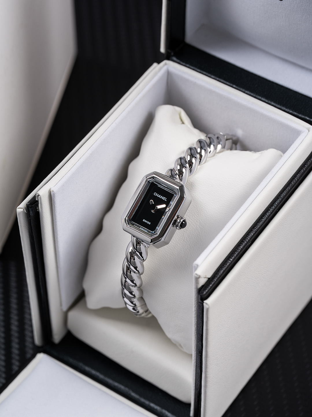 Jennie同款香奈儿 Première Galon腕表
如果说有谁能够演绎香奈儿的时尚灵魂
那一定是Blackpink的Jennie
台上霸气全开，台下随性自在
而她腕间那枚Première Galon腕表
正展现何为时尚与优雅的平衡
 
Première是香奈儿在1987年推出的女款腕表
表壳采用八角形设计
致敬品牌知名的N°5香水瓶盖
2025新系列Première Galon腕表
大胆地以手环取缔皮革表带
加入绲边设计
更具香奈儿的品牌特色
 
这个系列融合时计功能与珠宝美学
漆黑的表盘不设数字与时标
让整体设计更为简洁
手环部分采用了珠宝工艺
从建模到镶嵌
汇聚香奈儿的百年工艺精髓

尺寸：19.7*15.2
 
不追求奢华夺目
却在细节处见真章