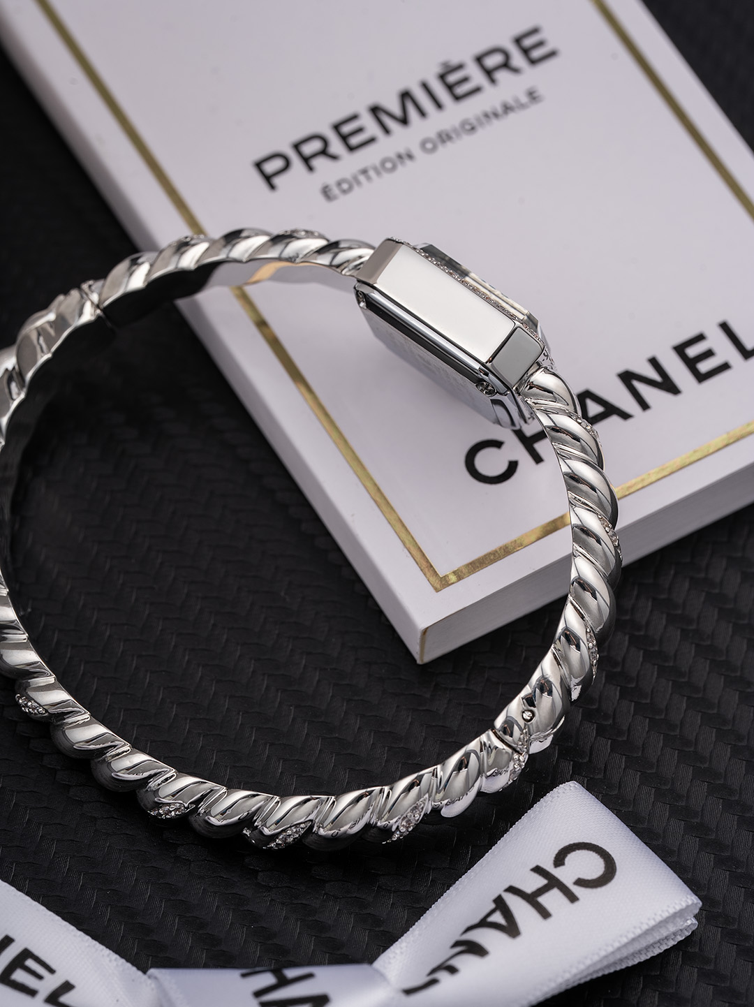 Jennie同款香奈儿 Première Galon腕表
如果说有谁能够演绎香奈儿的时尚灵魂
那一定是Blackpink的Jennie
台上霸气全开，台下随性自在
而她腕间那枚Première Galon腕表
正展现何为时尚与优雅的平衡
 
Première是香奈儿在1987年推出的女款腕表
表壳采用八角形设计
致敬品牌知名的N°5香水瓶盖
2025新系列Première Galon腕表
大胆地以手环取缔皮革表带
加入绲边设计
更具香奈儿的品牌特色
 
这个系列融合时计功能与珠宝美学
漆黑的表盘不设数字与时标
让整体设计更为简洁
手环部分采用了珠宝工艺
从建模到镶嵌
汇聚香奈儿的百年工艺精髓

尺寸：19.7*15.2
 
不追求奢华夺目
却在细节处见真章