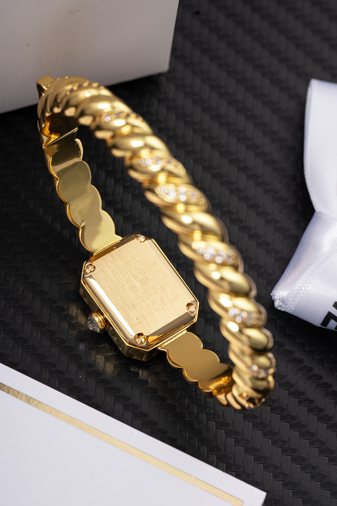 Jennie同款香奈儿 Premi&egrave;re Galon腕表
如果说有谁能够演绎香奈儿的时尚灵魂
那一定是Blackpink的Jennie
台上霸气全开，台下随性自在
而她腕间那枚Premi&egrave;re Galon腕表
正展现何为时尚与优雅的平衡
 
Premi&egrave;re是香奈儿在1987年推出的女款腕表
表壳采用八角形设计
致敬品牌知名的N&deg;5香水瓶盖
2025新系列Premi&egrave;re Galon腕表
大胆地以手环取缔皮革表带
加入绲边设计
更具香奈儿的品牌特色
 
这个系列融合时计功能与珠宝美学
漆黑的表盘不设数字与时标
让整体设计更为简洁
手环部分采用了珠宝工艺
从建模到镶嵌
汇聚香奈儿的百年工艺精髓

尺寸：19.7*15.2
 
不追求奢华夺目
却在细节处见真章