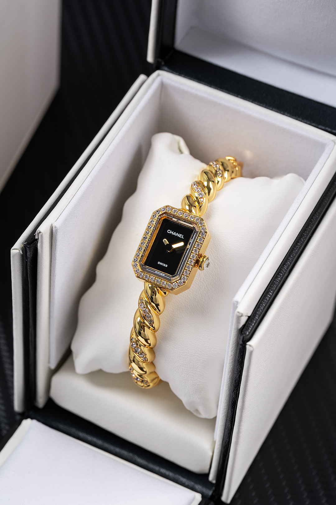 Jennie同款香奈儿 Premi&egrave;re Galon腕表
如果说有谁能够演绎香奈儿的时尚灵魂
那一定是Blackpink的Jennie
台上霸气全开，台下随性自在
而她腕间那枚Premi&egrave;re Galon腕表
正展现何为时尚与优雅的平衡
 
Premi&egrave;re是香奈儿在1987年推出的女款腕表
表壳采用八角形设计
致敬品牌知名的N&deg;5香水瓶盖
2025新系列Premi&egrave;re Galon腕表
大胆地以手环取缔皮革表带
加入绲边设计
更具香奈儿的品牌特色
 
这个系列融合时计功能与珠宝美学
漆黑的表盘不设数字与时标
让整体设计更为简洁
手环部分采用了珠宝工艺
从建模到镶嵌
汇聚香奈儿的百年工艺精髓

尺寸：19.7*15.2
 
不追求奢华夺目
却在细节处见真章