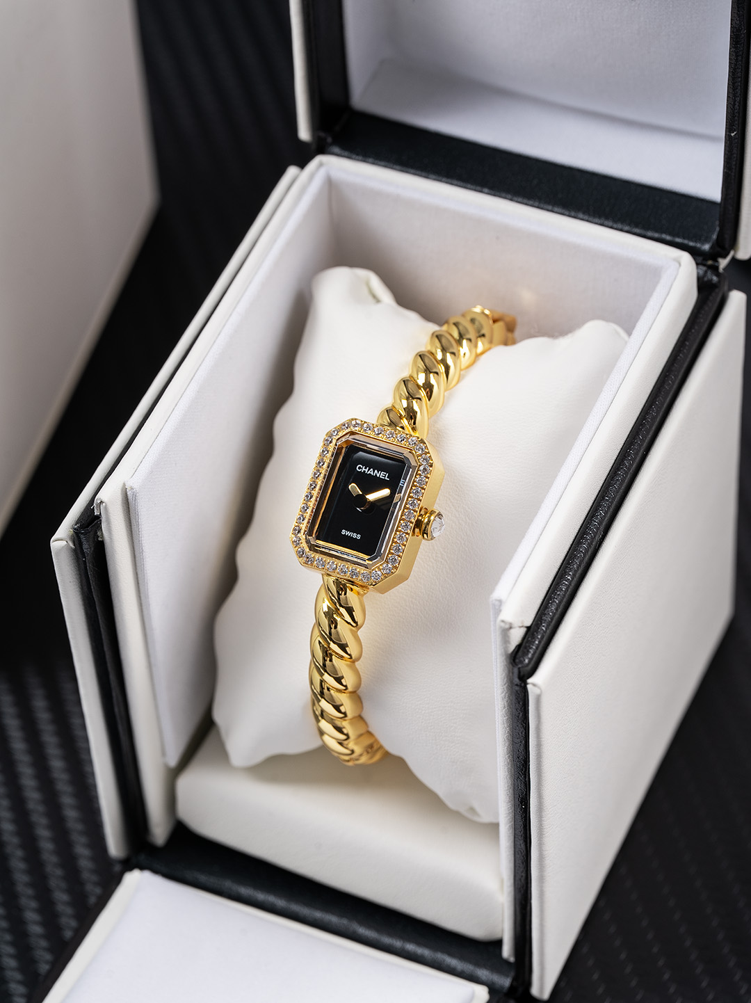 Jennie同款香奈儿 Premi&egrave;re Galon腕表
如果说有谁能够演绎香奈儿的时尚灵魂
那一定是Blackpink的Jennie
台上霸气全开，台下随性自在
而她腕间那枚Premi&egrave;re Galon腕表
正展现何为时尚与优雅的平衡
 
Premi&egrave;re是香奈儿在1987年推出的女款腕表
表壳采用八角形设计
致敬品牌知名的N&deg;5香水瓶盖
2025新系列Premi&egrave;re Galon腕表
大胆地以手环取缔皮革表带
加入绲边设计
更具香奈儿的品牌特色
 
这个系列融合时计功能与珠宝美学
漆黑的表盘不设数字与时标
让整体设计更为简洁
手环部分采用了珠宝工艺
从建模到镶嵌
汇聚香奈儿的百年工艺精髓

尺寸：19.7*15.2
 
不追求奢华夺目
却在细节处见真章