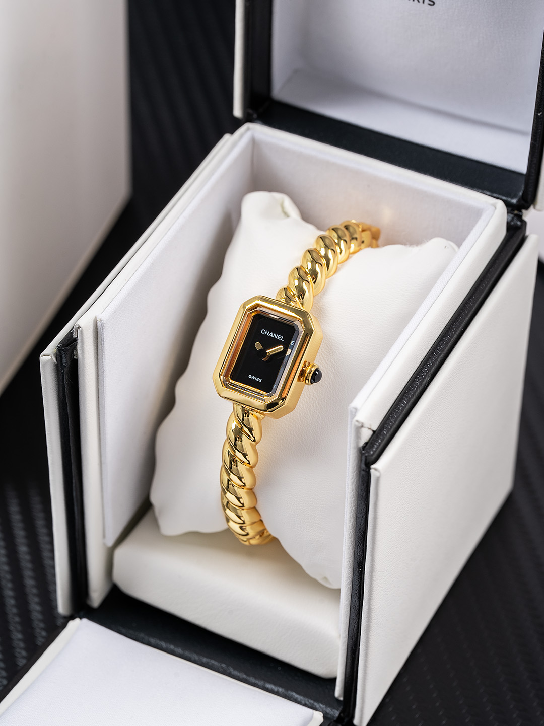 Jennie同款香奈儿 Premi&egrave;re Galon腕表
如果说有谁能够演绎香奈儿的时尚灵魂
那一定是Blackpink的Jennie
台上霸气全开，台下随性自在
而她腕间那枚Premi&egrave;re Galon腕表
正展现何为时尚与优雅的平衡
 
Premi&egrave;re是香奈儿在1987年推出的女款腕表
表壳采用八角形设计
致敬品牌知名的N&deg;5香水瓶盖
2025新系列Premi&egrave;re Galon腕表
大胆地以手环取缔皮革表带
加入绲边设计
更具香奈儿的品牌特色
 
这个系列融合时计功能与珠宝美学
漆黑的表盘不设数字与时标
让整体设计更为简洁
手环部分采用了珠宝工艺
从建模到镶嵌
汇聚香奈儿的百年工艺精髓

尺寸：19.7*15.2
 
不追求奢华夺目
却在细节处见真章