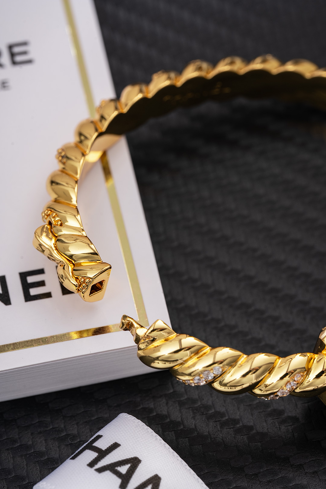 Jennie同款香奈儿 Premi&egrave;re Galon腕表
如果说有谁能够演绎香奈儿的时尚灵魂
那一定是Blackpink的Jennie
台上霸气全开，台下随性自在
而她腕间那枚Premi&egrave;re Galon腕表
正展现何为时尚与优雅的平衡
 
Premi&egrave;re是香奈儿在1987年推出的女款腕表
表壳采用八角形设计
致敬品牌知名的N&deg;5香水瓶盖
2025新系列Premi&egrave;re Galon腕表
大胆地以手环取缔皮革表带
加入绲边设计
更具香奈儿的品牌特色
 
这个系列融合时计功能与珠宝美学
漆黑的表盘不设数字与时标
让整体设计更为简洁
手环部分采用了珠宝工艺
从建模到镶嵌
汇聚香奈儿的百年工艺精髓

尺寸：19.7*15.2
 
不追求奢华夺目
却在细节处见真章