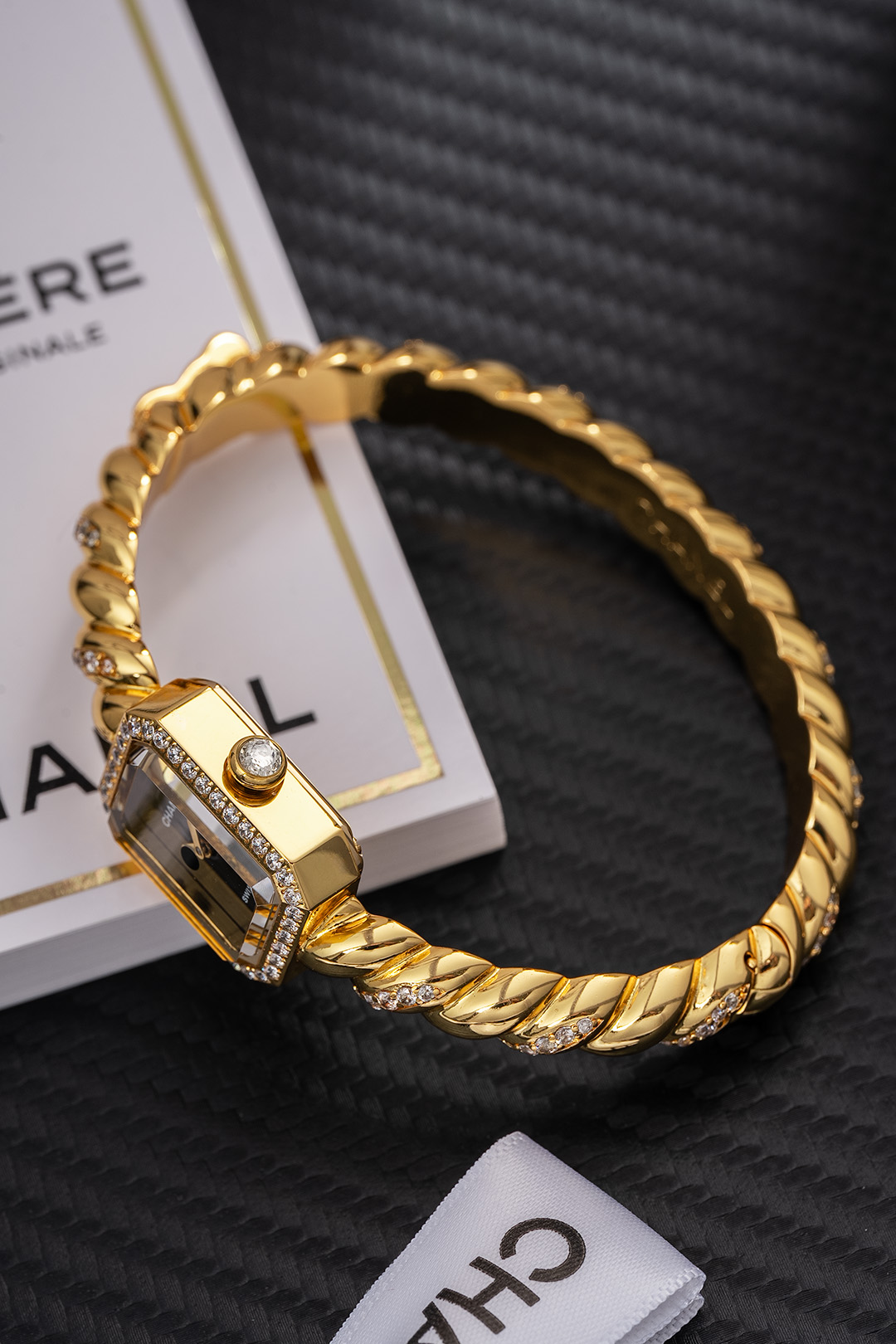 Jennie同款香奈儿 Premi&egrave;re Galon腕表
如果说有谁能够演绎香奈儿的时尚灵魂
那一定是Blackpink的Jennie
台上霸气全开，台下随性自在
而她腕间那枚Premi&egrave;re Galon腕表
正展现何为时尚与优雅的平衡
 
Premi&egrave;re是香奈儿在1987年推出的女款腕表
表壳采用八角形设计
致敬品牌知名的N&deg;5香水瓶盖
2025新系列Premi&egrave;re Galon腕表
大胆地以手环取缔皮革表带
加入绲边设计
更具香奈儿的品牌特色
 
这个系列融合时计功能与珠宝美学
漆黑的表盘不设数字与时标
让整体设计更为简洁
手环部分采用了珠宝工艺
从建模到镶嵌
汇聚香奈儿的百年工艺精髓

尺寸：19.7*15.2
 
不追求奢华夺目
却在细节处见真章