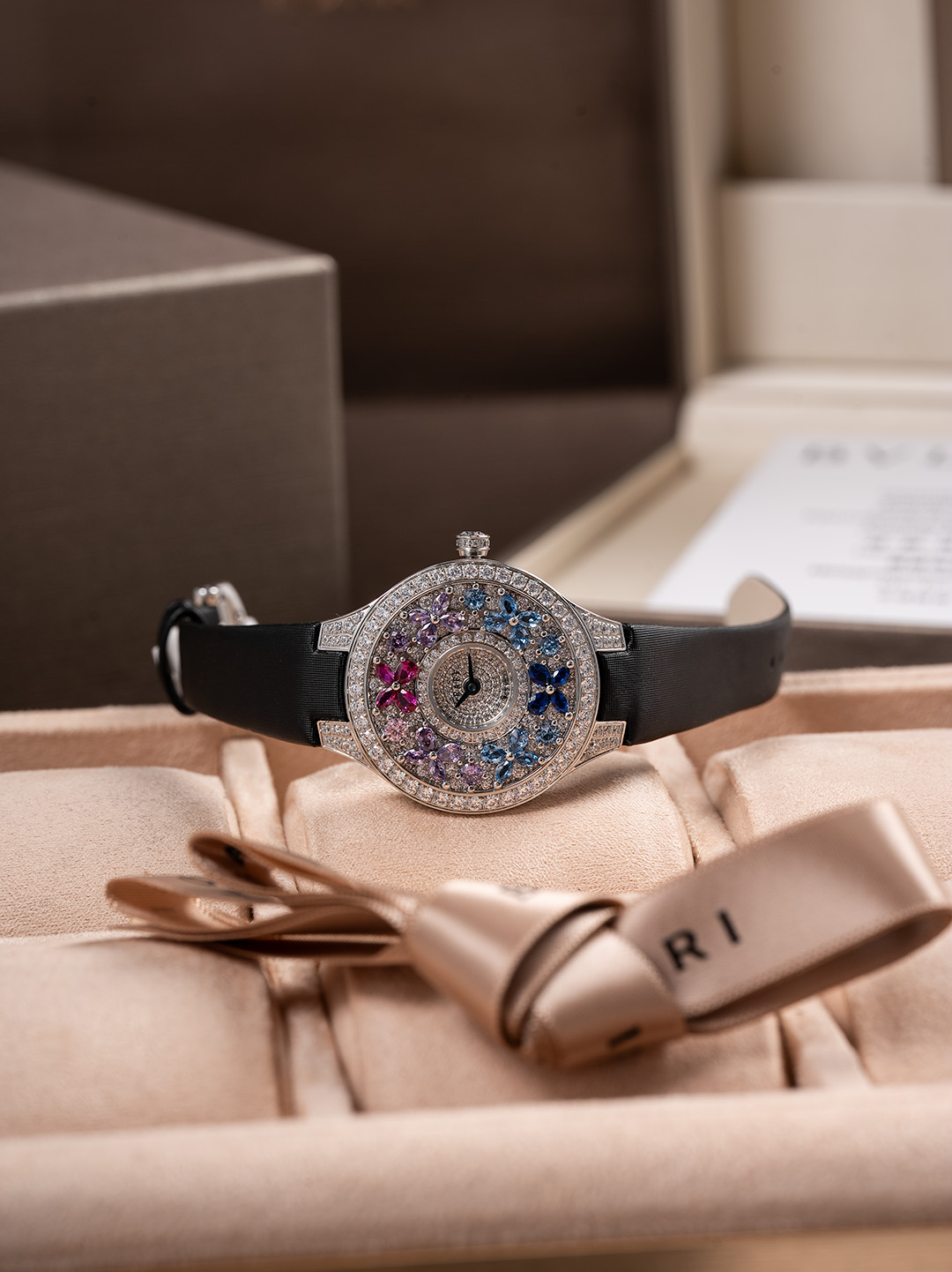 NO:641320,VCA Factory New Product Launch·New Watch GRAFF-Graff New Product Classic Butterfly Sapphire and Diamond Watch Swiss Quartz Movement Dial Diameter 33MM Classic  The Butterfly white gold diamond watch is inspired by the graceful butterflies that inspired Graff, using diamonds and sapphires to depict the charming beauty of the butterflies. The watch is equipped with a blue crocodile leather strap, with multiple diamond butterflies flying gracefully on the sapphire dial, and the cleverly inlaid pear-shaped and marquise-shaped diamonds delicately reproduce the harmonious and symmetrical outline of the butterfly wings. This Classic is made in Geneva, Switzerland, the capital of high-end watch craftsmanship.  The Butterfly watch is equipped with a pavé diamond clasp and a diamond-set crown for adjusting the time. The back of the watch is engraved with multiple butterflies, which is beautiful and moving. Buy the luxurious and dazzling Graff women's diamond watch, an exquisite timepiece made in Geneva that perfectly combines Swiss watchmaking craftsmanship and extraordinary diamond design.,,graff,crocodile skin19860909VCA Factory 新品上市·焕颜新表 GRAFF-格拉芙 新品 Classic Butterfly蓝宝石和钻石腕表 瑞士石英机芯 表盘直径 33MM Classic Butterfly白金钻石腕表以启迪格拉夫的优美蝴蝶为灵感,以美钻和蓝宝石刻画彩蝶的迷人美态.腕表配以蓝色鳄鱼皮表带,多只钻蝶在蓝宝石表盘上翩然飞舞,而巧妙镶嵌的梨形和马眼形美钻,则细腻重现蝶翼和谐对称的轮廓.这枚于高级腕表工艺之都瑞士日内瓦制造的Classic Butterfly腕表,配以密镶钻石表扣和用于调校时间的镶钻表冠,表背更镌刻多只蝴蝶,美态动人. 选购奢华耀眼的格拉夫女装钻石腕表,于日内瓦制造的精巧时计,完美结合瑞士制表工艺与非凡钻石设计.,,graff,crocodile skin,Watch