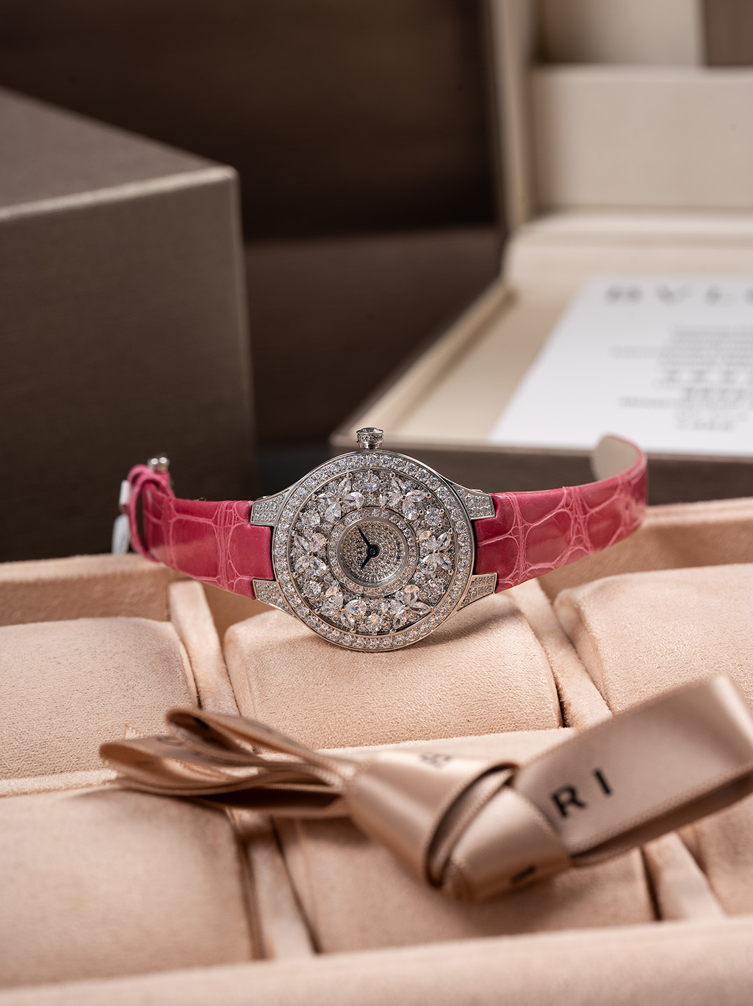 NO:641290,VCA Factory New Product Launch·New Watch GRAFF (Top Crocodile Version) New Product Classic Butterfly Sapphire and Diamond Watch Swiss Quartz Movement Dial Diameter 33MM Classic  The Butterfly white gold diamond watch is inspired by the graceful butterflies that inspired Graff, using diamonds and sapphires to depict the charming beauty of the butterflies. The watch is equipped with a blue crocodile leather strap, with multiple diamond butterflies flying gracefully on the sapphire dial, and the cleverly inlaid pear-shaped and marquise-shaped diamonds delicately reproduce the harmonious and symmetrical outline of the butterfly wings. This Classic is made in Geneva, Switzerland, the capital of high-end watch craftsmanship.  The Butterfly watch is equipped with a pavé diamond clasp and a diamond-set crown for adjusting the time. The back of the watch is engraved with multiple butterflies, which is beautiful and moving. Buy the luxurious and dazzling Graff women's diamond watch, an exquisite timepiece made in Geneva that perfectly combines Swiss watchmaking craftsmanship and extraordinary diamond design.,,graff,crocodile skin19860909VCA Factory 新品上市·焕颜新表 GRAFF-格拉芙（顶级鳄鱼版本） 新品 Classic Butterfly蓝宝石和钻石腕表 瑞士石英机芯 表盘直径 33MM Classic Butterfly白金钻石腕表以启迪格拉夫的优美蝴蝶为灵感,以美钻和蓝宝石刻画彩蝶的迷人美态.腕表配以蓝色鳄鱼皮表带,多只钻蝶在蓝宝石表盘上翩然飞舞,而巧妙镶嵌的梨形和马眼形美钻,则细腻重现蝶翼和谐对称的轮廓.这枚于高级腕表工艺之都瑞士日内瓦制造的Classic Butterfly腕表,配以密镶钻石表扣和用于调校时间的镶钻表冠,表背更镌刻多只蝴蝶,美态动人. 选购奢华耀眼的格拉夫女装钻石腕表,于日内瓦制造的精巧时计,完美结合瑞士制表工艺与非凡钻石设计.,,graff,crocodile skin,Watch