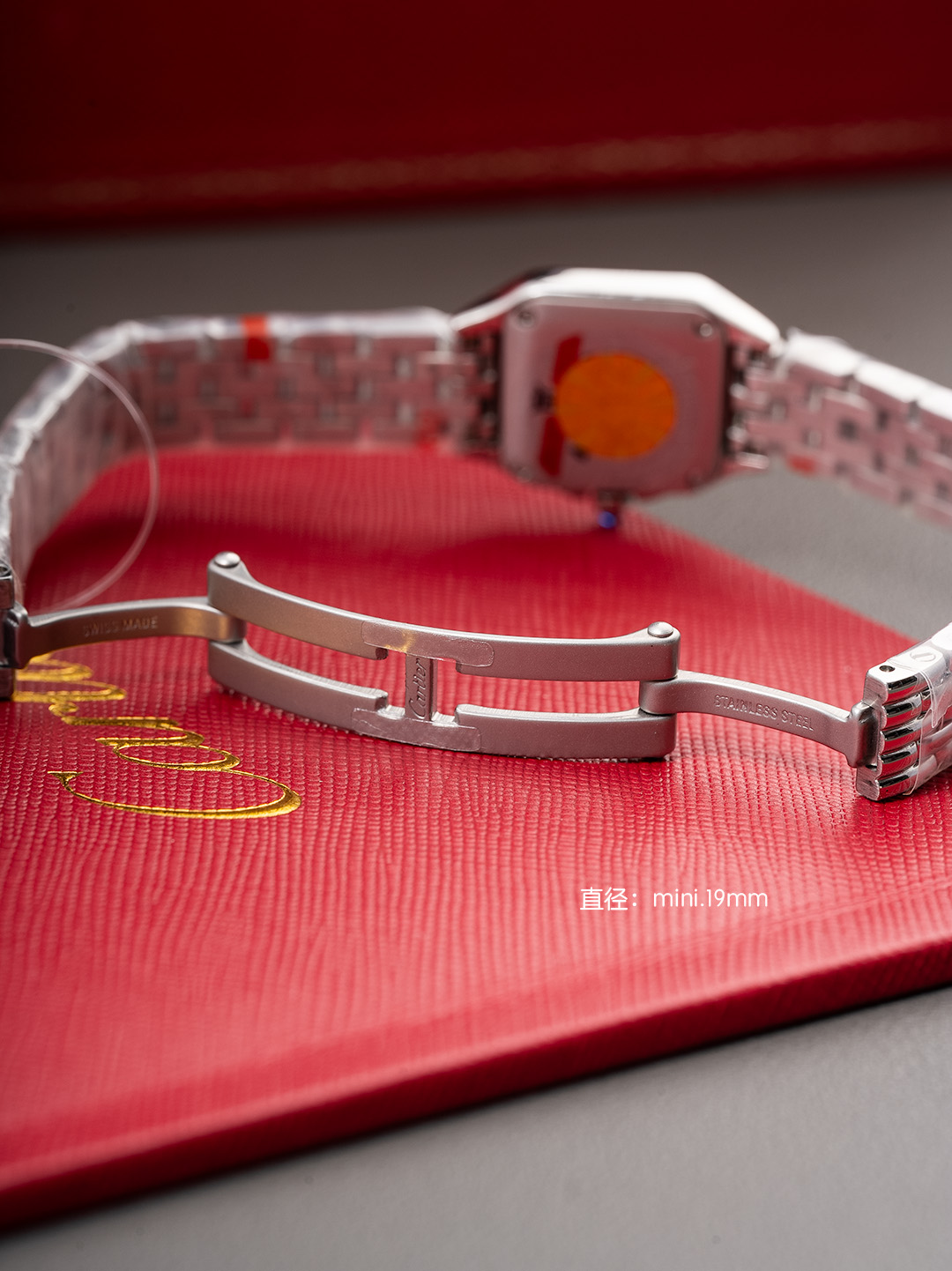 Cartier K12 出品的迷你卡地亚猎豹女士腕表 精准戳中小个子女生与白领需求 19MM 小巧表盘贴合纤细手腕