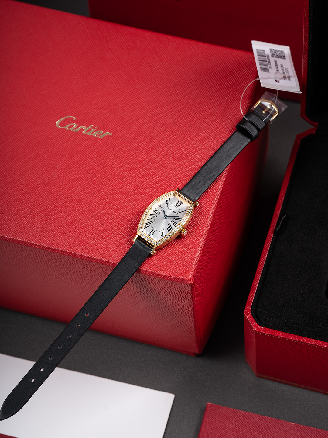 NO:687740,The watch of my dreams is this Cartier Tonneau barrel gold and diamond watch, with dimensions of 21.5mm  The barrel-shaped case is more recognizable than a regular watch. The frame is studded with diamonds, and the luster reflected by the diamond surface under the light is super sparkling, but it is not overly ostentatious. The classic Roman numerals are matched with the silver dial, which is retro and high-end. The black matte leather belt is close to the wrist and comfortable, and it is completely stress-free for daily wear. The small diamond embellishment on the crown is super exquisite. Cartier's brand craftsmanship is really nothing to say. It feels heavy in the hand, noble and tasteful.,,cartier19860909梦中情表就是这枚卡地亚Tonneau酒桶金钻表,尺寸21.5mm X 39.2mmX7.52,拿到手的瞬间直接被美晕,法式优雅刻进骨子里的设计真的绝了！酒桶形表壳比常规表更有辨识度,表框镶满碎钻,光线底下钻面折射的光泽超闪,却又不会过分张扬～经典罗马数字刻度搭配银色表盘,复古又高级；黑色哑光皮带贴腕又舒服,日常戴完全无压力.表冠的小钻点缀超精致,卡地亚的品牌工艺真的没话说,拿在手里沉甸甸的质感,显贵又有品味.,,cartier,Watch