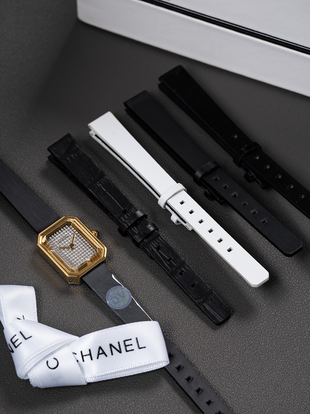 NO:741804,The latest and highest version of the DV factory, printed on the case, the latest version has a white bottom cover, one watch and one code!  Juanshi leather, 3D three-dimensional eight-sided sapphire glass. Swiss movement!  Chanel debuts the latest small PREMIRE watch. The octagonal outline is exactly the same as the shape of Place Vendôme in Paris. This timeless and perfect example of design echoes the feminine and charming character of the watch. Name PREMIRE VELOURS watch Reference H series Première material White gold titanium case Gold case dial Black lacquer dial Crown Crown set with cabochon onyx bottom cover  Titanium watch back strap Black leather strap Pin buckle High-precision quartz movement Water-resistant depth: 30 meters 1 The quality of the real thing is the same!  ,,chanel,cowhide,gold19860909DV厂最新最高版本,壳打印记,最新版本是白色底盖,一表一码！ 娟诗皮,3D立体八边蓝宝石玻璃.瑞士机芯！闪亮登场香奈儿 最新款 小号 PREMIRE 腕表的八角形轮廓与巴黎芳登广场的形状如出一辙.这一隽永恒久、堪称完美设计典范的建筑与腕表柔美妩媚的特质相互呼应名称 PREMIRE VELOURS腕表 编号H系列 Première材质 白金黄金钛金表壳 黄金表壳表盘 黑色漆面表盘表冠 表冠镶嵌凸圆形缟玛瑙底盖 钛金属表底盖表带 黑色牛皮质感表带 扣针式表扣 高精确度石英机芯 防水深度:30米 1实物拍摄品质如一！,,chanel,cowhide,gold,Watch