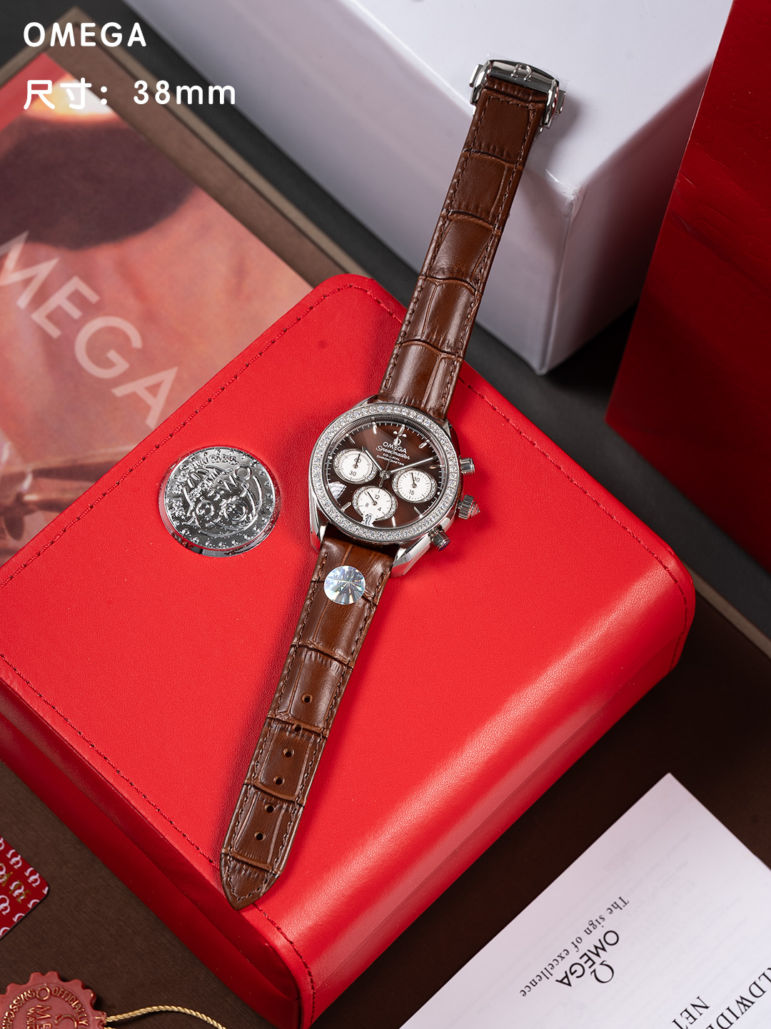 NO:765278,'White Diamond, Rose Diamond' The latest Omega Speedmaster | Defining a new level of luxury on the wrist City Walk or City Drink, Omega Speedmaster is very City. This new Speedmaster is very popular with Speedmaster  The dial of the new 38mm chronograph is available in a variety of colors. In addition to returning to the small size, the eye-catching feature of the new product is that the bezel is no longer a tachymeter scale, but is inlaid with 52 brilliant-cut diamonds. The crown and dial are also decorated with diamonds. The entire watch is inlaid with 97 diamonds, giving it a dazzling sparkle and luxurious temperament!  Wear the new Speedmaster CityWalk and explore freely in the pleasant atmosphere of stop-and-go. Explore CityDrink at night and dilute the anxiety of life. Every frame of the Omega Speedmaster has a sense of city.19860909「白钻,玫钻 」最新欧米茄超霸｜定义腕间奢华新高度 City Walk or CityDrink,欧米茄超霸都很City.超霸这款新品很顶Speedmaster 38mm计时表新作表盘有多种颜色可供选择,新品除了回归小尺寸之外,引人注目之处便在于表圈不再是测速计刻度,而是镶嵌52颗明亮式切割的钻石,表冠和表盘同样是钻石装饰,整表镶有97颗钻石,主打一个夺目闪耀,华贵气质！ 佩戴新款超霸CityWalk,在走走停停的愉悦氛围感中随心探索,夜探CityDrink,稀释生活焦虑,欧米茄超霸的每一帧都带City感,,omega,Watch