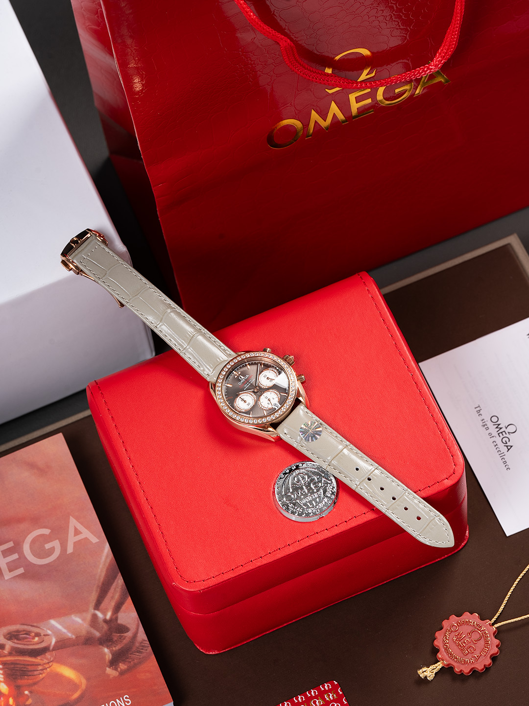 NO:765269,'White Diamond, Rose Diamond' The latest Omega Speedmaster | Defining a new level of luxury on the wrist City Walk or City Drink, Omega Speedmaster is very City. This new Speedmaster is very popular with Speedmaster  The dial of the new 38mm chronograph is available in a variety of colors. In addition to returning to the small size, the eye-catching feature of the new product is that the bezel is no longer a tachymeter scale, but is inlaid with 52 brilliant-cut diamonds. The crown and dial are also decorated with diamonds. The entire watch is inlaid with 97 diamonds, giving it a dazzling sparkle and luxurious temperament!  Wear the new Speedmaster CityWalk and explore freely in the pleasant atmosphere of stop-and-go. Explore CityDrink at night and dilute the anxiety of life. Every frame of the Omega Speedmaster has a sense of city.19860909「白钻,玫钻」最新欧米茄超霸｜定义腕间奢华新高度 City Walk or CityDrink,欧米茄超霸都很City.超霸这款新品很顶Speedmaster 38mm计时表新作表盘有多种颜色可供选择,新品除了回归小尺寸之外,引人注目之处便在于表圈不再是测速计刻度,而是镶嵌52颗明亮式切割的钻石,表冠和表盘同样是钻石装饰,整表镶有97颗钻石,主打一个夺目闪耀,华贵气质！ 佩戴新款超霸CityWalk,在走走停停的愉悦氛围感中随心探索,夜探CityDrink,稀释生活焦虑,欧米茄超霸的每一帧都带City感,,omega,Watch