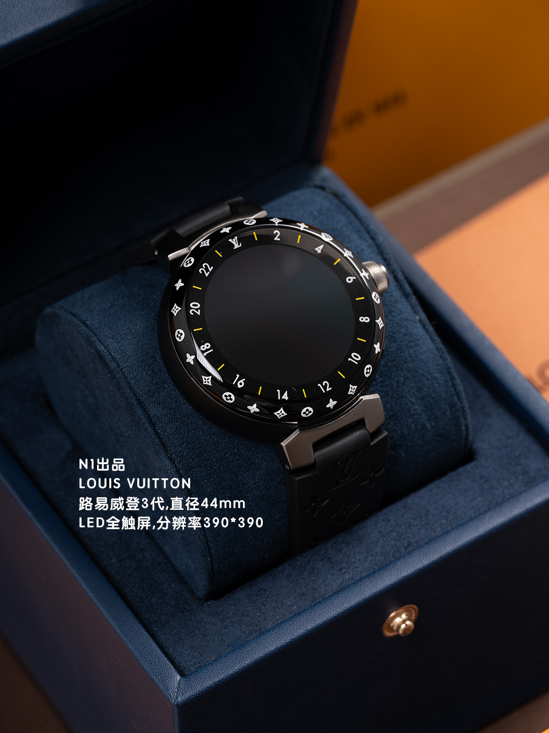 NO:765383,'' The third generation LV watch produced by N1 truly achieves 1:1 reproduction and 1:1 details (far ahead, not comparable to previous versions). Diameter 44MM (not the previous non-matching version 46MM) 1.2-inch round AMOLED full touch screen, resolution 390*390 (different from the non-original 1.3/1.28 and other tft round screens used in the market in the past)  Rotating functional crown and buttons (completely replica of the original craftsmanship. Different from the conventional crowns and buttons that were not used in the market in the past) Average battery life: 2-3 days under normal use (including LED lighting) Actuator: Vibration sensor Sensor: heart rate detection, step counting calculation, etc. Strap: Using the original buckle molding. The strap can be used with the original strap. Waterproof: Synchronized with the original 30-meter waterproof (life waterproof) N1 LV third-generation watch embodies  360-degree details without blind spots compared to the original version., Louis Vuitton, Tom Ford19860909「」N1出品 LV三代手表 真正做到1比1 复刻1:1 细节体现（遥遥领先,非以往版本可比） 直径44MM(不是以往非对版46MM) 1.2英寸圆形AMOLED全触屏,分辨率390*390（不同以往市场非原装用的1.3/1.28之类tft圆屏） 旋转式功能性表冠和按钮（完全复刻原版工艺.不同以往市场不对版常规表冠和按钮） 平均电池寿命:正常使用情况下2-3天（包含LED照明） 促动器:振动传感器 传感器:心率检测,计步运算,等等 表带:采用原版卡扣起模.表带可与原版表带通用. 防水:同步原版30米防水（生活防水） N1 LV三代手表体现 360度无死角细节对标原版.,,louis vuitton,tom ford,Watch
