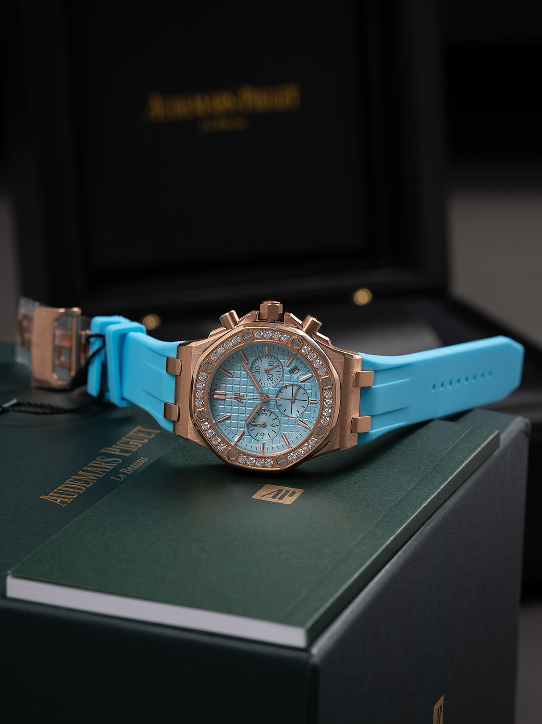 NO:821941,Round diamonds, white stones, rose stones ｜Ap Royal Offshore is new! Brilliant colorful treasures! Audemars Piguet Royal Oak Offshore is new, the case diameter is 37mm, the bezel is inlaid with colorful gems or bright diamonds, very bright. The dial is decorated with 'Lady Tapisserie' plaid, which is elegant and refined. It adds an elegance and intellectuality to leisure sports, I love it so much, audemars19860909圆钻白石,玫石 ｜Ap皇家离岸上新!璀璨彩宝! 爱彼皇家橡树离岸型上新,表壳直径37mm,表圈镶嵌彩宝或明亮的钻石,十分璀璨.表盘采用“Lady Tapisserie”格纹装饰,优雅精致.休闲运动中多了一份优雅知性,太爱了,,audemars,Watch
