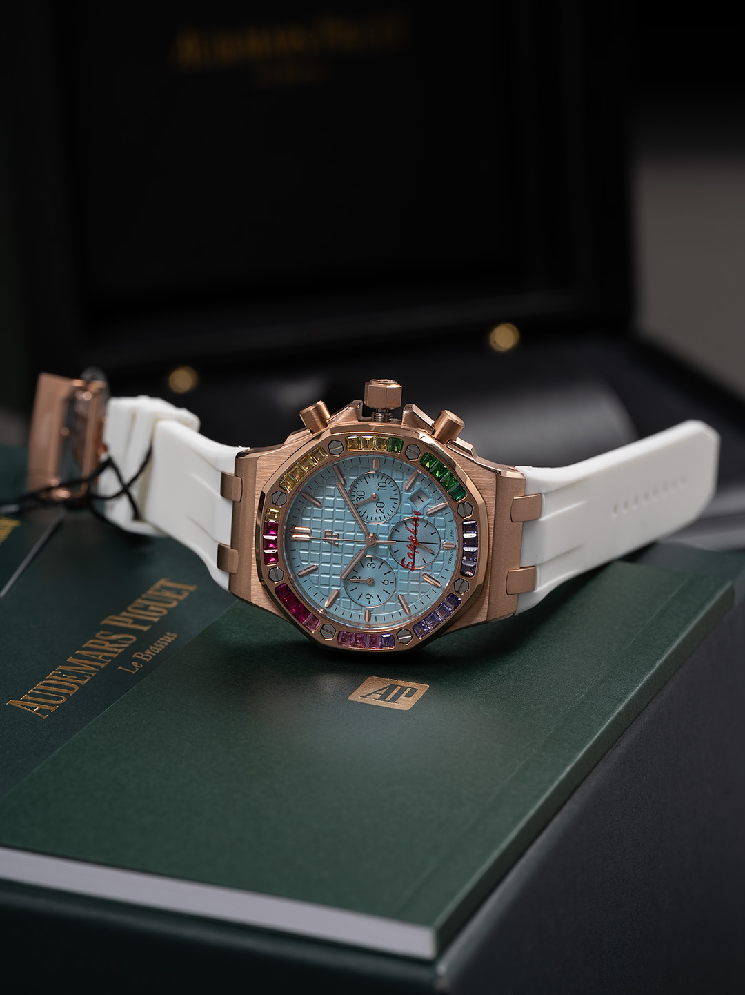 NO:821946,Square colored diamonds white rose ｜Ap Royal Offshore is new! Brilliant colored treasures! Audemars Piguet Royal Oak Offshore is new, the case diameter is 37mm, the bezel is inlaid with colored gems or bright diamonds, very bright. The dial is decorated with 'Lady Tapisserie' plaid, elegant and refined. It adds an elegance and intellectuality to leisure sports, I love it so much, audemars19860909方彩钻白 玫 ｜Ap皇家离岸上新!璀璨彩宝! 爱彼皇家橡树离岸型上新,表壳直径37mm,表圈镶嵌彩宝或明亮的钻石,十分璀璨.表盘采用“Lady Tapisserie”格纹装饰,优雅精致.休闲运动中多了一份优雅知性,太爱了,,audemars,Watch