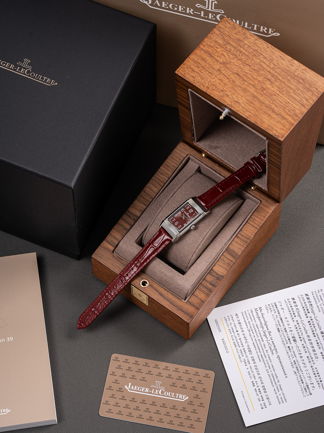 NO:859937,Batch: Reverso Jaeger-LeCoultre watch red blue Reverso watch was born in 1931. It was originally made specifically for the polo sport that was popular among British aristocrats. In order to protect the mirror area of the watch, the designer designed a reversible surface and obtained a patent. Now the Reverso series has become one of the most representative works of Jaeger-LeCoultre. Reverso Jaeger-LeCoultre This elegant and classic color scheme creates a fashionable piece full of personality. The above is people's first impression of the new ladies Reverso One flip watch.  A masterpiece inspired by the first rectangular watches of the 1930s. It interprets the Reverso One series with femininity and boldness. Unstoppable charm. Rectangular case. Classic decoration. Engraving. Elegant Arabic numerals. Dauphine hands. Matched by calfskin strap. Jaeger-LeCoultre. Jaeger-LeCoultre's representative Art Deco style reinterprets the aesthetic elements of classic watches,,versace,jaeger-lecoultre,cowhide.19860909批: 翻转积家腕表 红色 蓝色 翻转腕表诞生于1931年 最初是风靡于英国 贵族中的马球运动而专门制作的 为了保护 腕表的镜面积家做了可以翻转表面的设计 并获得了专利 如今翻转系列已经是积家最 具代表性的作品之一 翻转积家 这一优雅而经典的配色 缔造出 充满个性的时尚之作 以上是人们对新款女士 Reverso One 翻转腕表的第一印象 这一新款 力作的灵感源自 20 世纪 30 年代的第一批 长方形表款 它用柔美与大胆演绎 Reverso One 翻转系列 魅力难挡 矩形表壳 经典装饰 刻纹 优雅的阿拉伯数字时标 太子妃式指针 搭配小牛皮表带 Jaeger-LeCoultre 积家 代表性装饰艺术风格重新演绎了经典表款的 美学元素,,versace,jaeger-lecoultre,cowhide,Watch