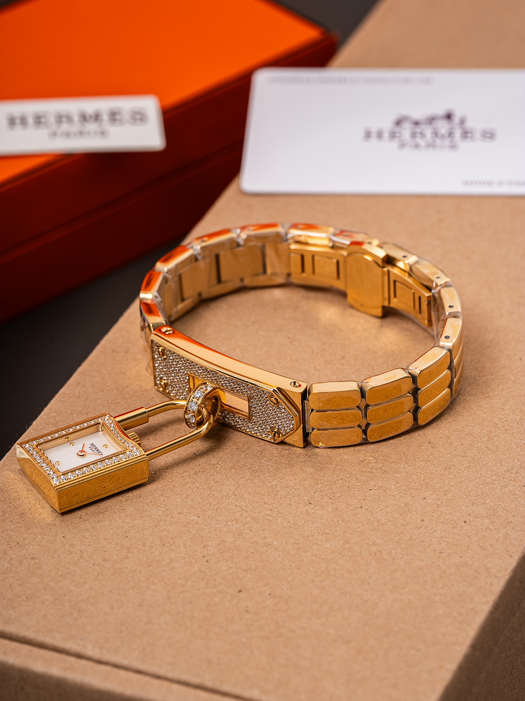 NO:859872,White gold, single row of 30 diamonds, full diamond mini version has arrived. Xiaohongshu [Love] popular Hermès kelly series. One watch with multiple functions. Super practical. Women's watch. Equipped with imported quartz movement. Accurate and durable. Natural mother-of-pearl dial. Glossy and moist. Suitable for daily life. Various watch styles. Stainless steel. Dial size 20mm. Hermès classic series, hermes19860909白 金 单排钻30 满钻 mini 版到货啦 小红书[爱心]爆款爱马仕 kelly 系列 一表多用 超实用性 女士腕表 搭载进口石英机芯 精准耐用 天然珍珠贝母表盘 光泽温润 适配日常生活 表款多样 不锈钢 表盘尺寸 20mm 爱马仕经典系列,,hermes,Watch