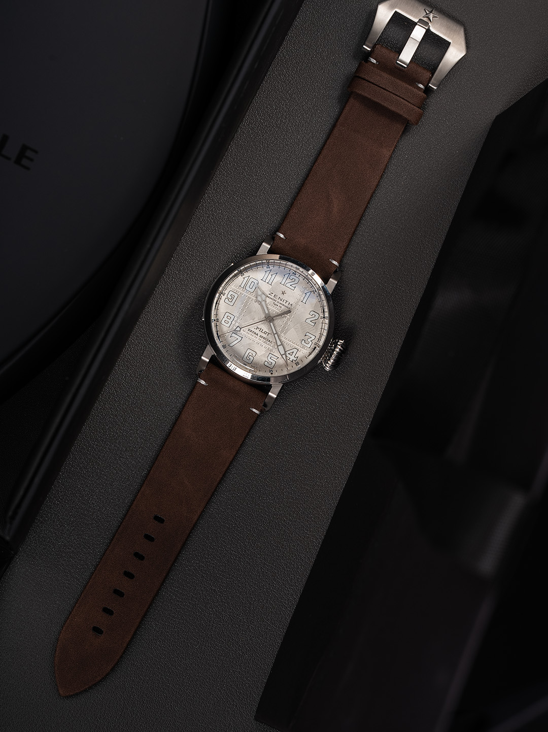 NO:924294,V+ launches the ZENITH pilot series. The dial is simple and beautiful, with snake-shaped hands and sapphire glass. The case is superbly polished, especially the water chestnut corners. Big aviation fans must not miss this movement. It adopts imported modified EIite679. The travel time is accurate and stable with zero faults. The dial is 45x14.25, the original mold is synchronized, the titanium buckle and bottom cover.19860909V+推出ZENITH 真力时飞行员系列 表盘简洁美观 蛇形指针 蓝宝石玻璃 表壳打磨超赞 特别是菱角打磨都很到位 大飞迷一定不可错过此款机芯采用进口改EIite679 走时精准稳定零故障表经45x14.25 原装开模同步 钛金属表扣及底盖,,Watch