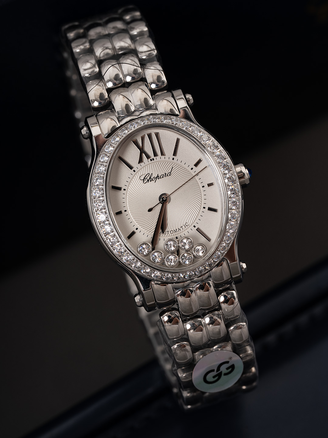NO:944374,The new oval watch debuts. The Chopard Hay Sort Oval watch uses superb watchmaking technology to condense the free and easy brand core into the square dial, redefining the elegant style of time. Lucent Steel is matched with silver-plated and rose gold. The rose gold outlines the streamlined oval case. The compact size of 31×29mm fits the wrist, showing gentle charm in every move.  The iconic seven smart diamonds dance freely on the mother-of-pearl dial, paired with a glossy leather strap of the same color, which is bright and fiery, full of atmosphere, and has a bright and flamboyant high-end texture.,,chopard19860909椭圆新作登场 萧邦Hay Sort Oval椭圆腕表,以炉火纯青的制表工艺,将自在洒脱的品牌内核凝于方寸表盘,重新定义时间的优雅格调. Lucent Steel精钢搭配银镀银色,间玫瑰金 玫瑰金勾勒流线椭圆表壳,31×29mm精巧尺寸贴合腕间,一举一动尽显温婉气韵. 标志性七颗灵动钻石在烈珍珠母贝表盘内自由跃动,搭配同色亮面皮质表带,明艳炽热,氛围感拉满,自带明媚张扬的高级质感.,,chopard,Watch