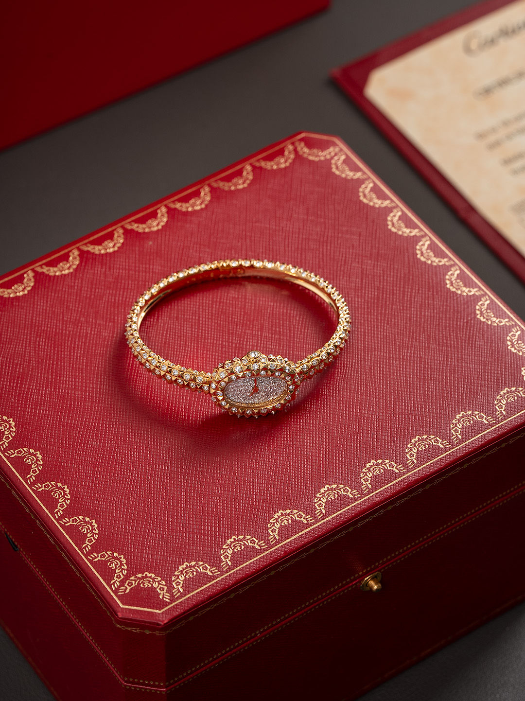 NO:944592,Beautiful things | Cartier Baignoire watch. The bathtub wears diamond and gold armor. The 'bathtub' Baignoire, which has become popular in the past two years, has a version with Paris studs for the first time this year!  The diamond-encrusted version of Baignoire is even more dazzling. Its dial uses 'snowflake' inlay technology, and the case and bracelet body use 'rebellious' inversion inlay technology. The combination of the two adds a sharp and bold temperament to this year's new Baignoire on top of elegance. It is confident and proud. From a distance, its gold shell and bracelet are like armor and scales of animals.,,cartier,gold19860909美物 | 卡地亚 baignoire手表 浴缸穿上钻石黄金铠甲 这两年大红大紫的“浴缸”Baignoire今年首次有了巴黎饰钉的版本！镶钻版本的Baignoire更是璀璨张扬,它的表盘用“雪花式”镶嵌工艺,表壳与镯身则“叛逆”地采用倒置镶嵌工艺.两者结合,让今年全新的Baignoire在优雅之上更添一层犀利果敢气质,自信又骄傲,远观它的黄金壳与镯如披上动物的铠甲 鳞片.,,cartier,gold,Watch