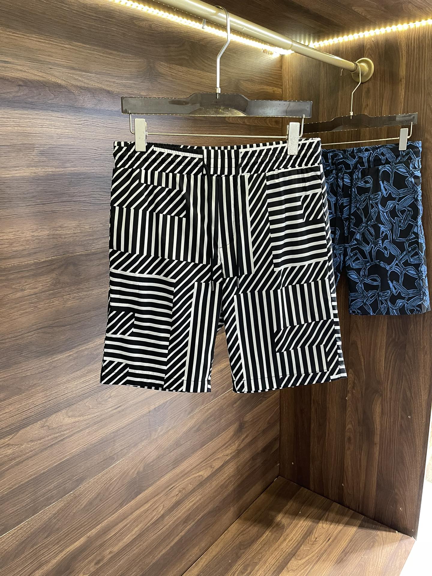 Pzedqe New#FENDI 芬迪 2024夏季最新款 男士休闲短裤，沙滩裤，定制速干面料，质感软糯顺滑，不仅是沙滩上的霸主，上身轻便，即使体闲穿上街也是型得很，夏季百搭单品！颜色：黑条纹码数：M-3XL