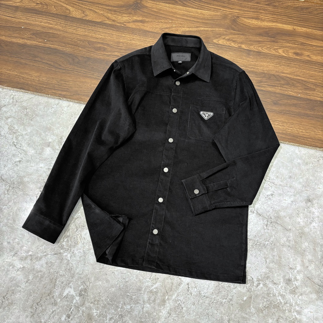 NO:513298,New# Prada 2025 counter latest corduroy shirt, straight-shaped corduroy shirt, retro style promotes fashionable texture. It adopts a front snap-button design, and the enamel metal triangle logo displays iconic elements. Traditional collar, traditional chest pocket, straight-cut hem, snap-button cuffs. Retro fashion uses soft corduroy fabric to bring a touch of elegant color control to the tough line structure, making the texture more appropriate, and the soft touch neutralize each other, enriching the diversity of matching. You can wear it directly alone or as a thin jacket inner wear item!  Color black blue brown color code 38-43 (S-3XL),,prada,prada,jackets & coats,shirts,alexander wang19860909New# Prada 普拉达 2025专柜最新品灯芯绒衬衫,直筒廓形的灯芯绒衬衫,复古气息促进时尚质感.采用正面按扣扣合设计 涂珐琅金属三角形徽标展现标志性元素 传统衣领 传统胸前口袋 直裁下摆 按扣式袖口 复古时尚用柔软的灯芯绒面料给硬朗的线条结构带来一丝优雅水洗做旧后的颜色把控,让质感变得更恰到好处版型和柔软触感相互中和,丰富了搭配的多样性,可直接单穿也可当作薄款外套内搭单品穿着！ 颜色黑色 蓝色 咖色 码数38-43 (S-3XL),,prada,prada,jackets & coats,shirts,alexander wang,Men's clothing