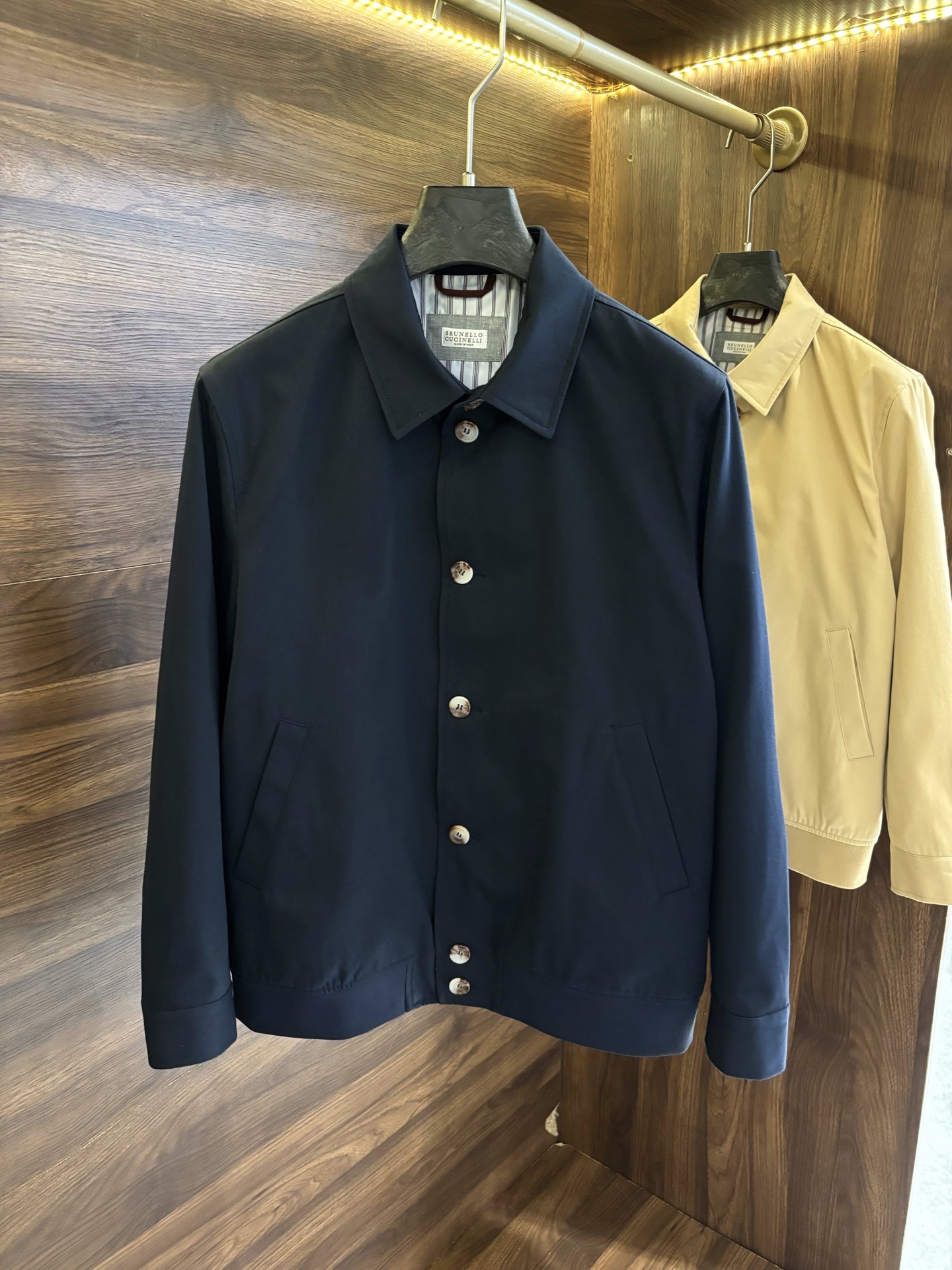 PLD New#\nBrunello Cucinelli  BC 春夏专柜最新款意式老钱风~舒适透气纯棉翻领纽扣夹克外套，渠道顶级牛货，很高级的商务休闲风，意式老钱风BC家族秋冬新款，纽扣立领纯棉外套，可通勤休闲的一款，翻领的设计示，更显都市精英风范，美观又实用，贴身爽滑细腻，客供定制原厂五时尚休闲外套夹克 ，采用高档顶级舒适面料面料的质感很高档细腻，档次感强奢华经典元素设计，商务休闲兼备款，款式百搭适合各种场合 ，任何人都可以轻松驾驭！\n颜色：蓝色 卡其色\n码数：M-XL（-）