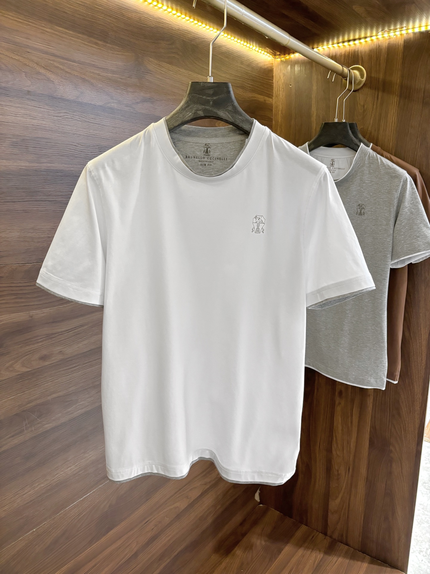 NO:140503,New# Bru**llo Cuci**lli Recommended by old money upstarts!  As the first choice for upstarts, BC home is exquisite in materials and the overall design is quite fashionable. Today I recommend his versatile classic style. The layered versatile round neck short-sleeved T-shirt logo is combined with classic printing. The collar, the cuffs and hem edges are embedded in contrasting cotton decoration layered design to make the overall match more layered. The details seem simple T-shirts. The craftsman spirit is everywhere. The fabric has a slight elasticity. The fabric is made of high-stretch long-length cotton. The upper body is silky and breathable, and has a good gloss. High-end and textured. The fabric is high in number. The guaranteed simplicity of the clothes. Highly recommended!  Color white gray brown color code M-3XL, chanel, T-shirt,tees, t-shirt,alexander wang19860909New# Bru**llo Cuci**lli 老钱新贵推荐！作为新贵的首选 BC家材质讲究的同时 整体的设计颇具时尚感 今天推荐他家百搭经典款 叠穿百搭圆领短袖T恤标志经典印花结合 领口 袖口和下摆边缘嵌入撞色棉质装饰叠穿的设计 让整体搭配 更能搭配出层次感 龟背细节处理 看似简单T恤 细节上处处都体现工匠精神 面料有着微微的弹力 面料采用高支长绒棉材质 上身丝滑 透气 又有很好的光泽感 高档而显质感 面料的支数高 保证的衣服挺括感 强烈推荐！ 颜色白色 灰色 咖色 码数M-3XL,,chanel,T-shirt,tees，t-shirt,alexander wang,Men's clothing