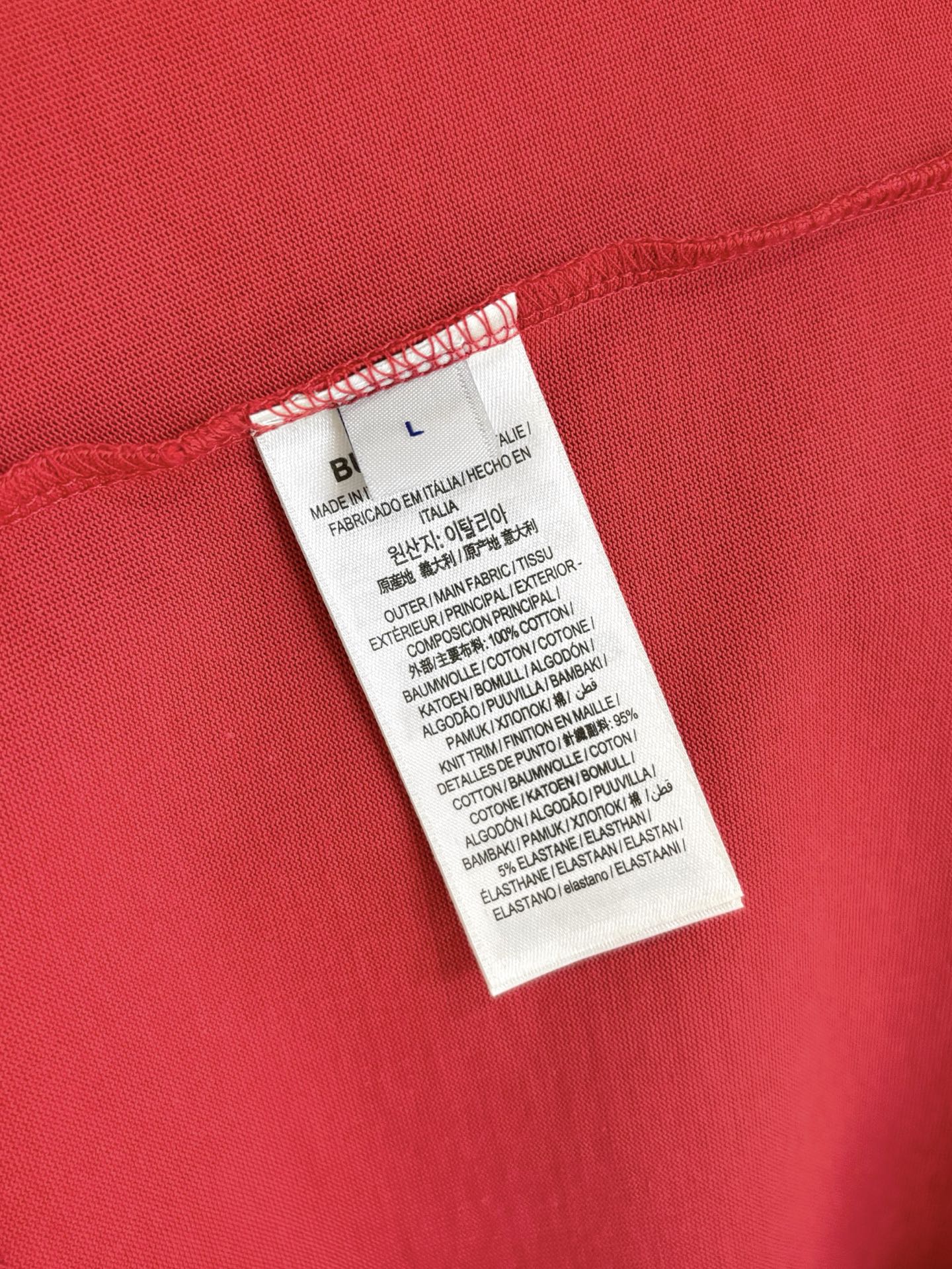  New#
🟥 Burberry/巴宝莉圆领短袖 蛇年首发25ss春夏新品植绒短袖T恤，胸前印有搭配蛇年